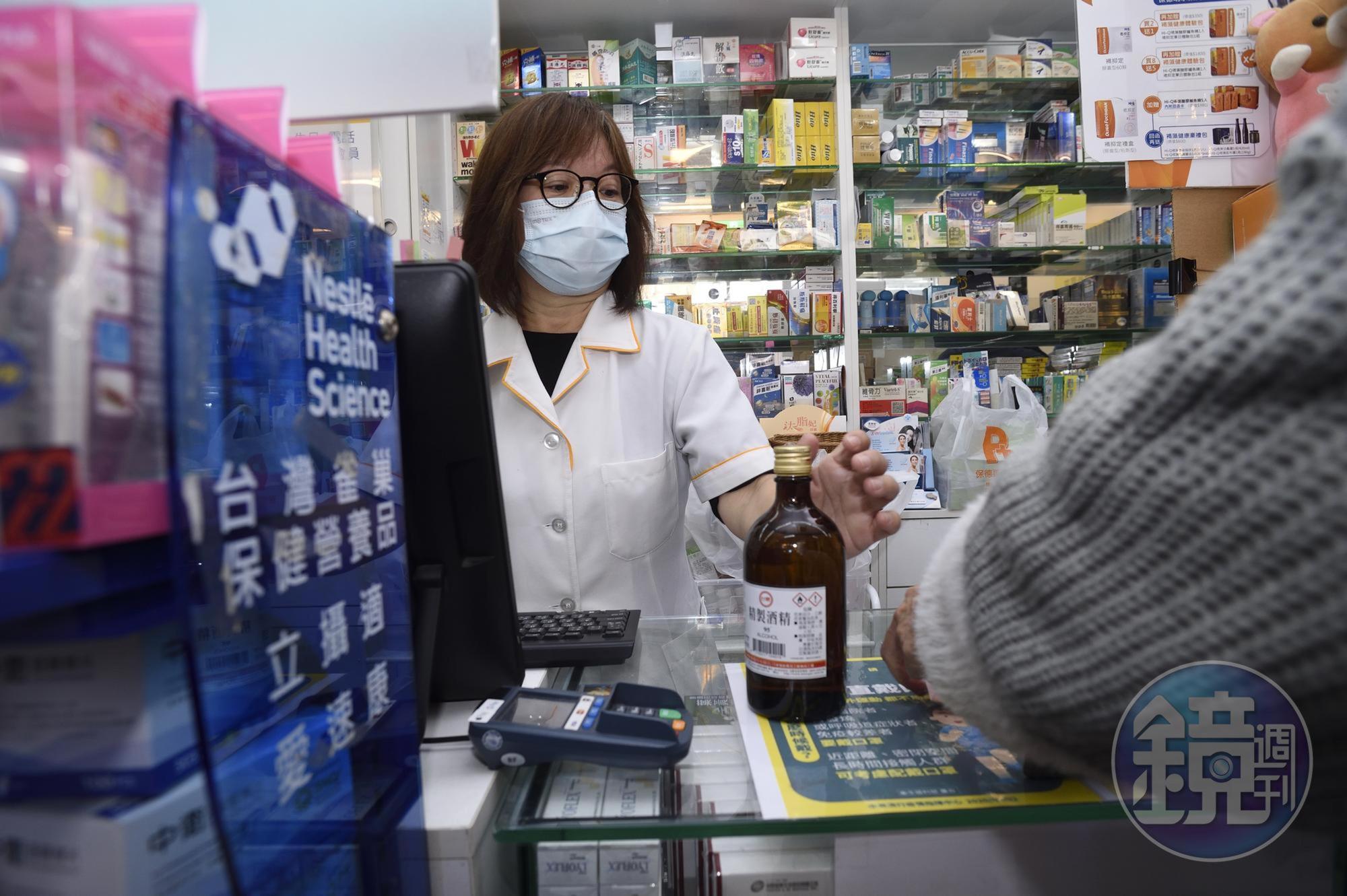 台灣與澳洲共同防疫,我國以3噸不織布材料和澳洲100萬公升酒精原料互換。
