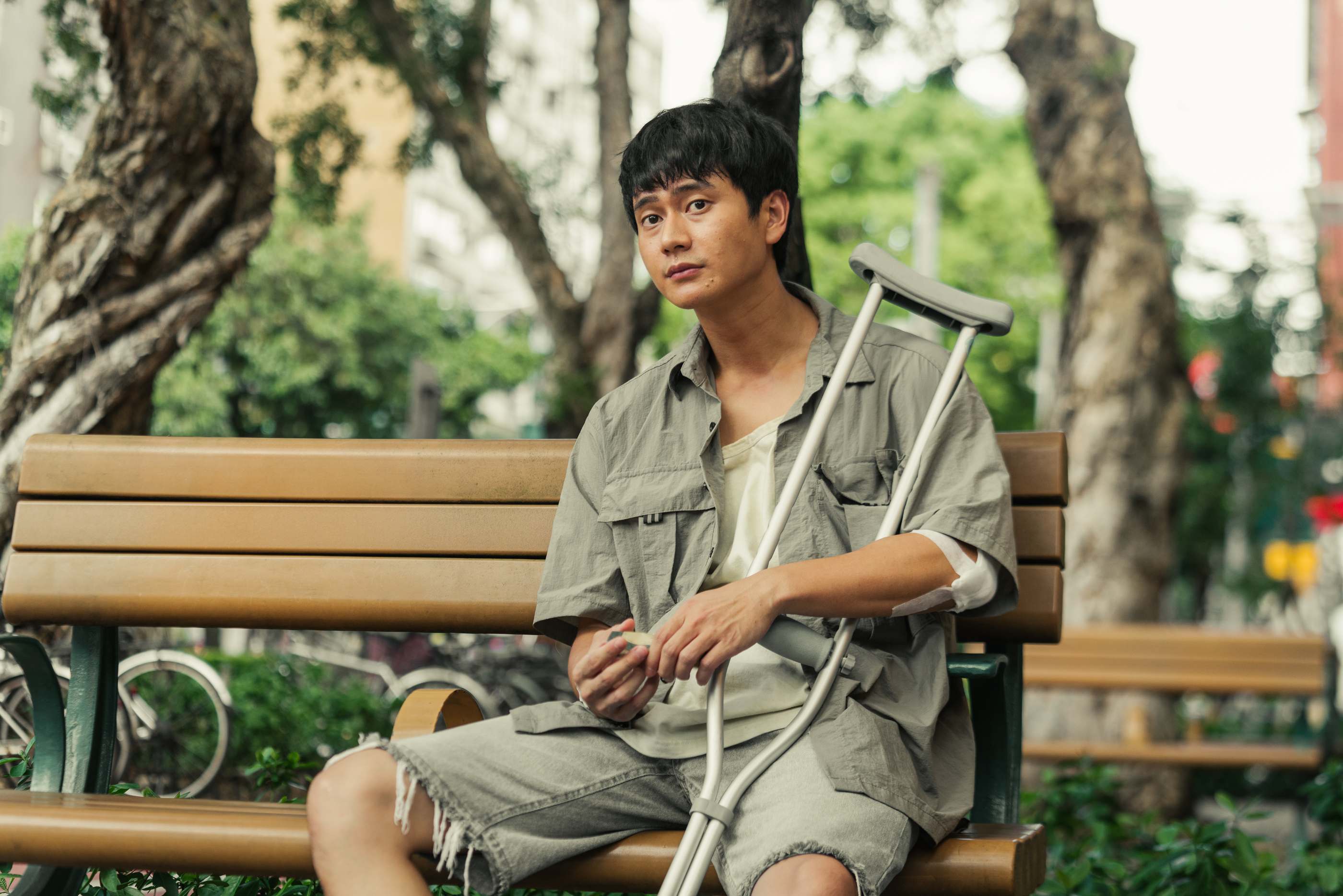 劉冠廷詮釋遭遇職災的工人「阿天」劇中9成時間都是柱拐杖包腳演出。(公視提供)