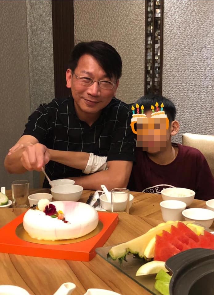 徐永明去年母親節在臉書貼出與兒子合照。（翻攝徐永明臉書）