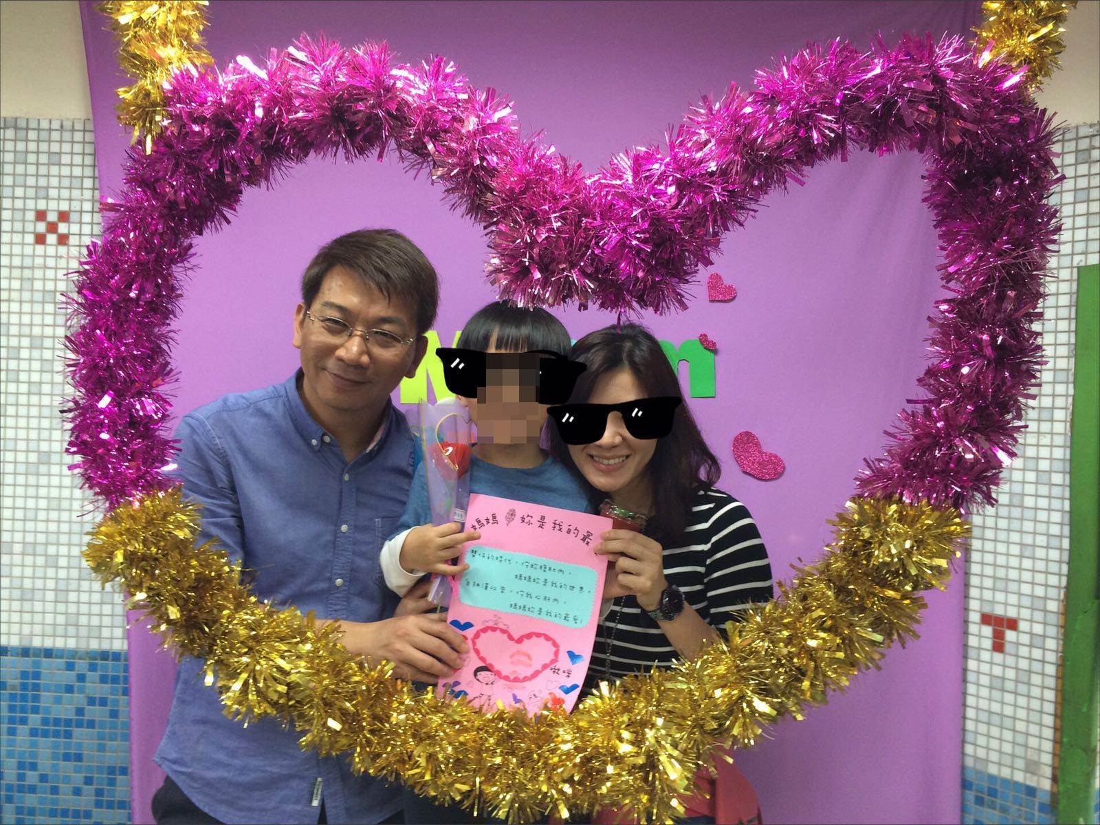 徐永明曾在2016年婦女節在臉書貼出與前妻、兒子合照。（翻攝徐永明臉書）