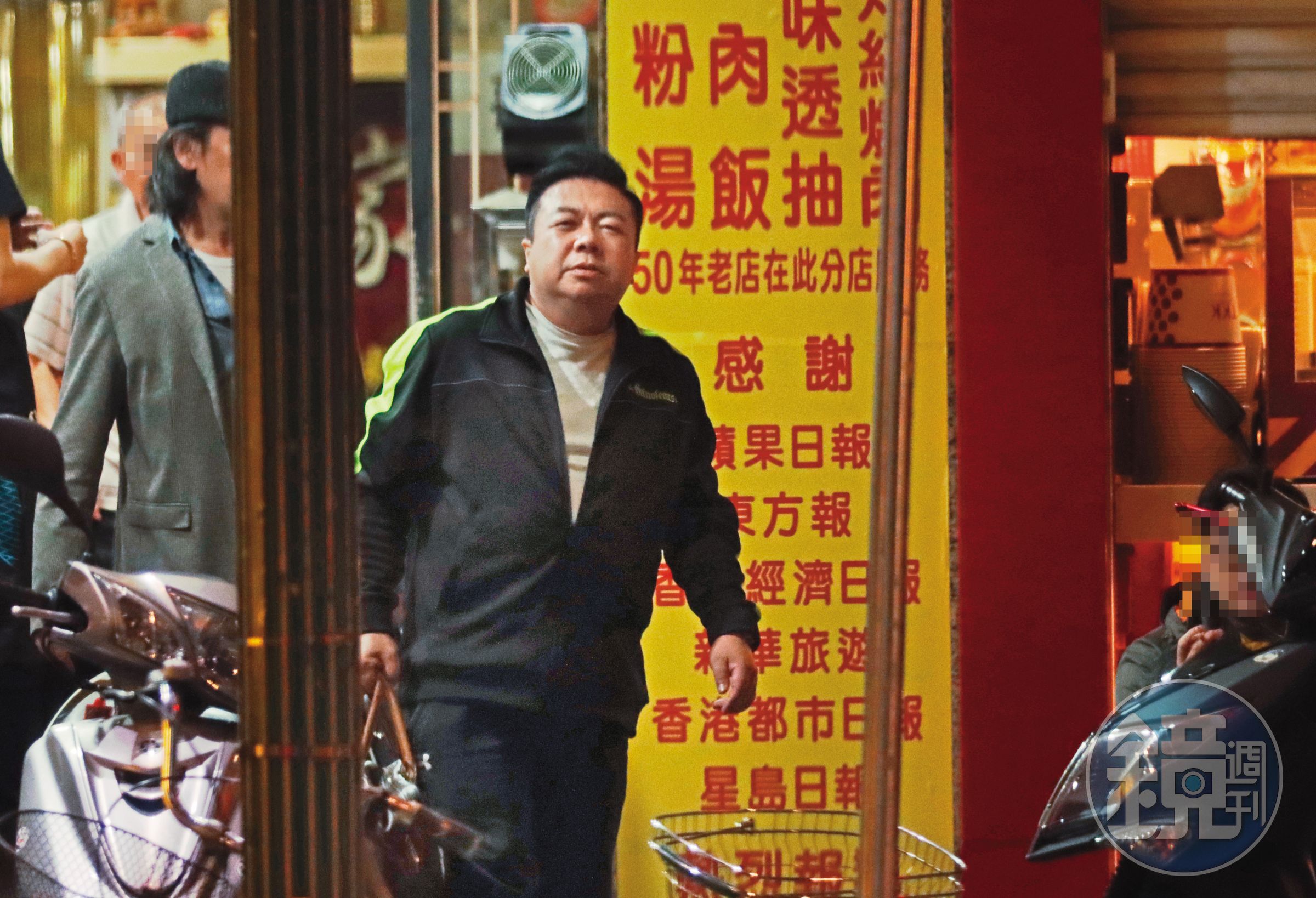 3月24日02：28，董至成在吃宵夜時，對朋友大吐苦水，開始講他對老婆付出很多，卻換來如此待遇。