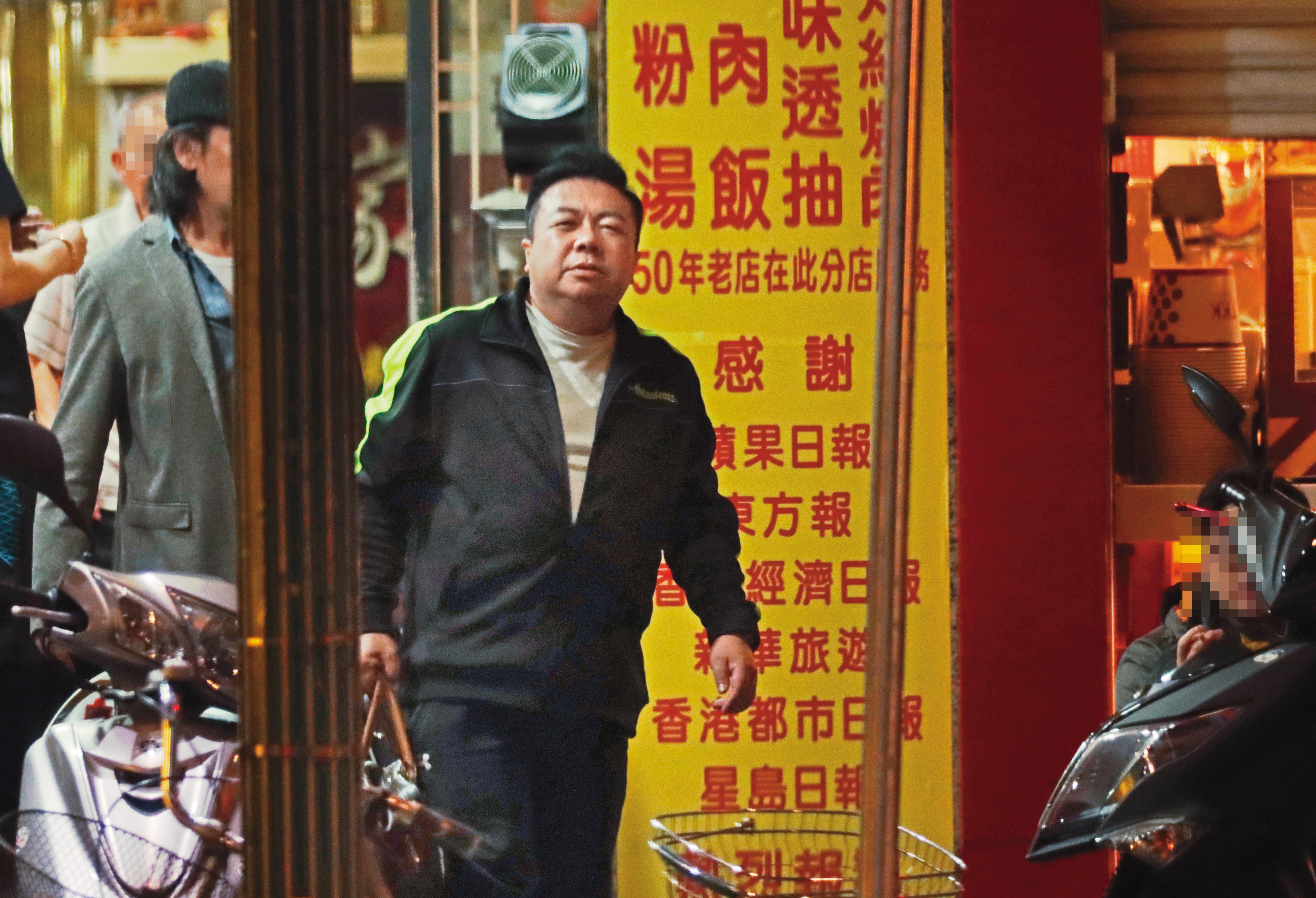 3月24日02：28，董至成在吃宵夜時，對朋友大吐苦水，開始講他對老婆付出很多，卻換來如此待遇。