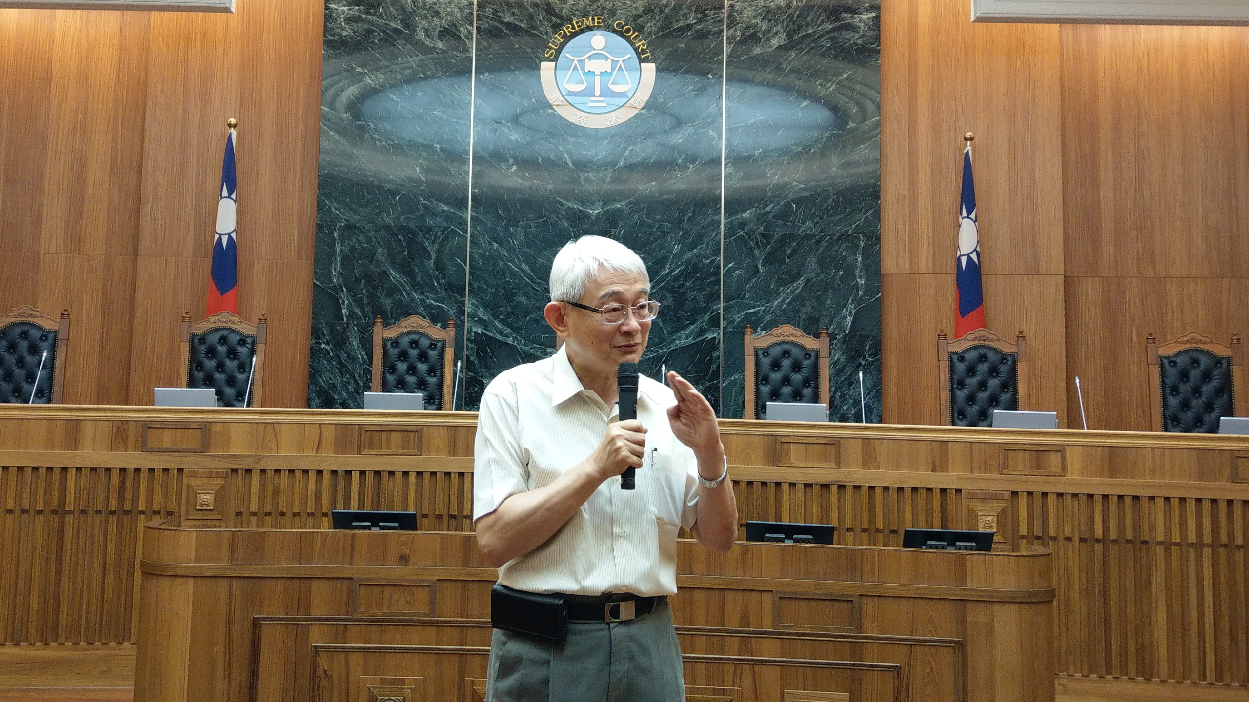 最高法院長鄭玉出提早退休，遺缺由吳燦升任。