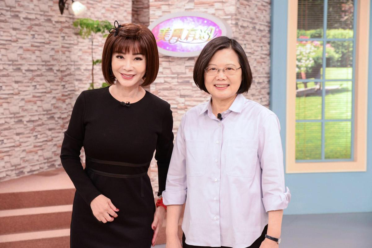 陳美鳳(左)親身赴美才解決跟前夫的婚姻關係。(民視提供)