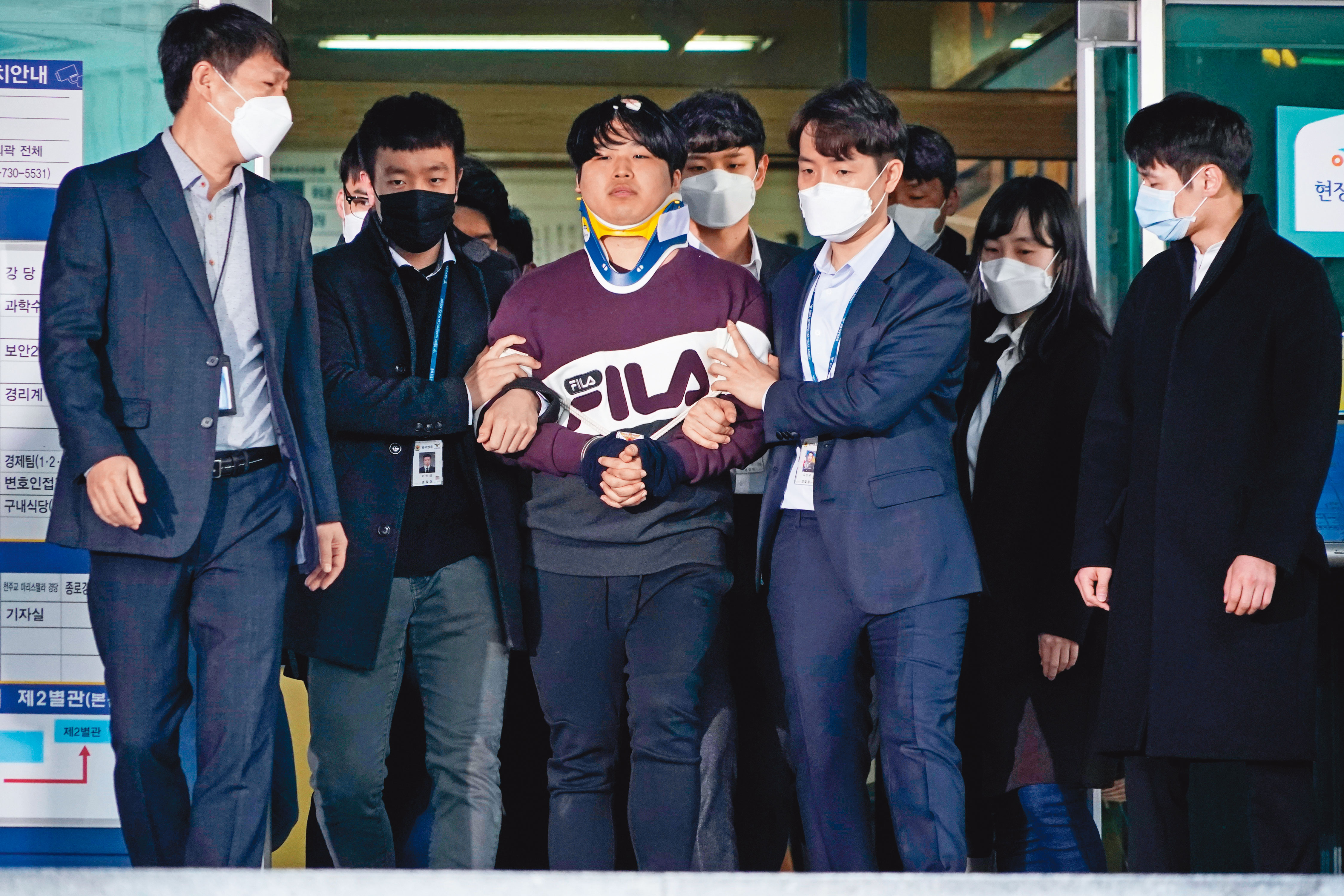 N號房祕密群組中最有名氣、規模最大的經營人「博士」趙周彬（音譯，著紫衣者）日前被捕。（達志影像）