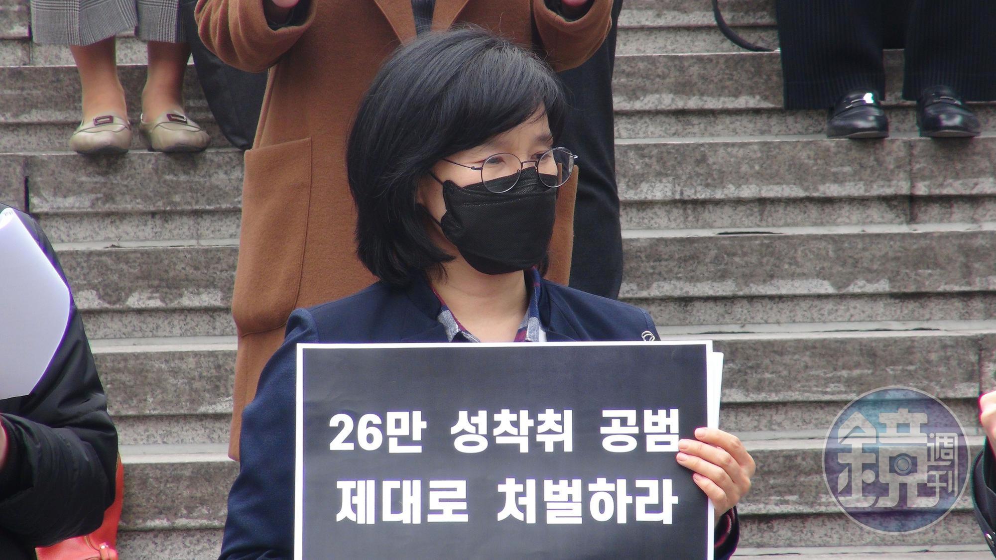 「為民主社會之律師聯會」女性人權委員長元玫京律師挺身向政府抗議。