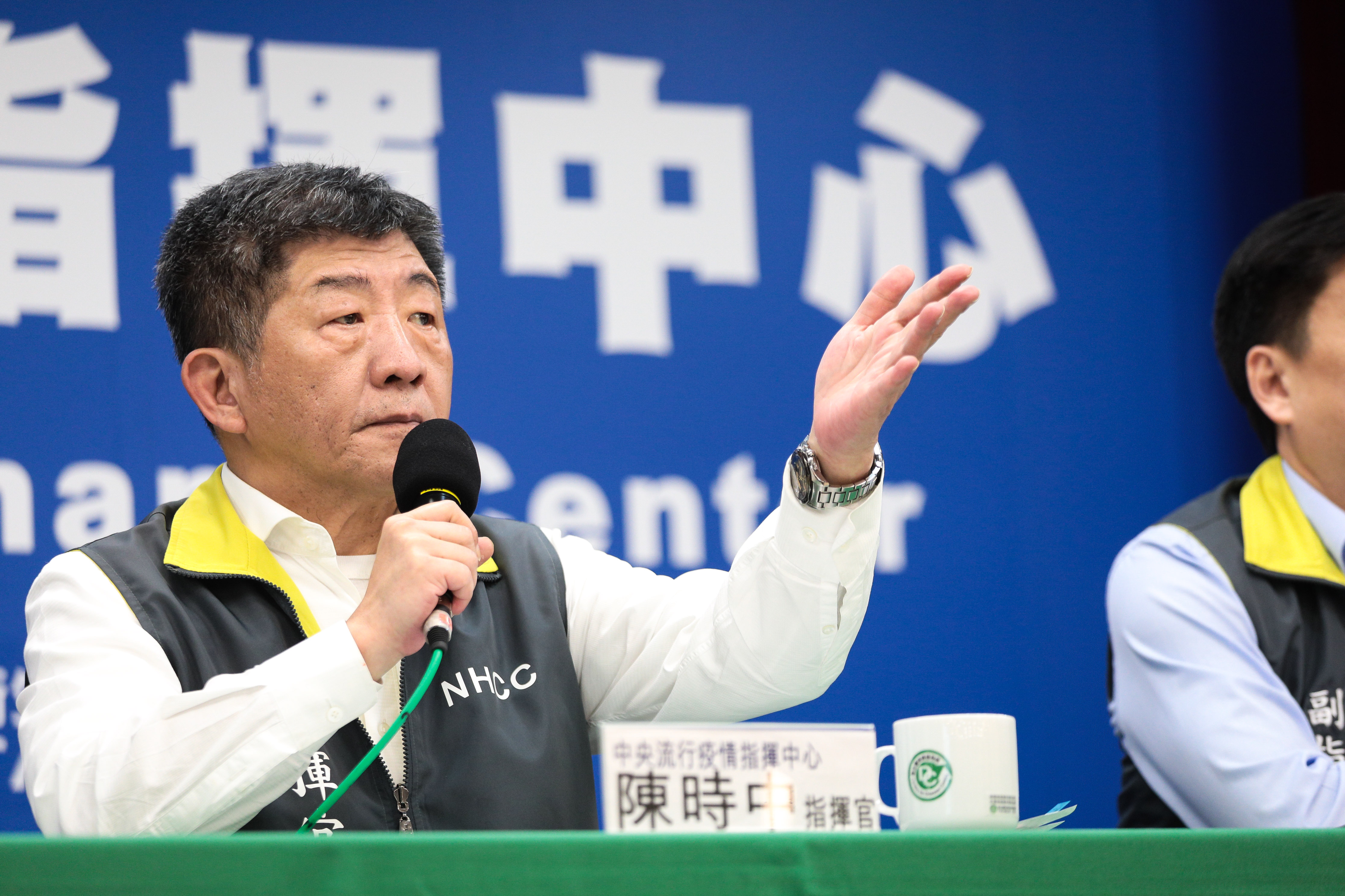 陳時中宣布未來社交距離室外應保持1公尺、室內應維持1.5公尺以上，否則需配戴口罩。（中央流行疫情指揮中心提供）