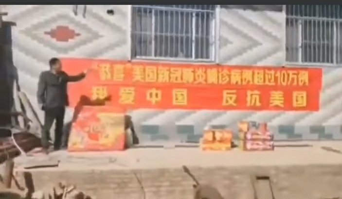 中國又出現「慶祝」美國疫情的文宣，遭痛批冷血。（翻攝自推特）