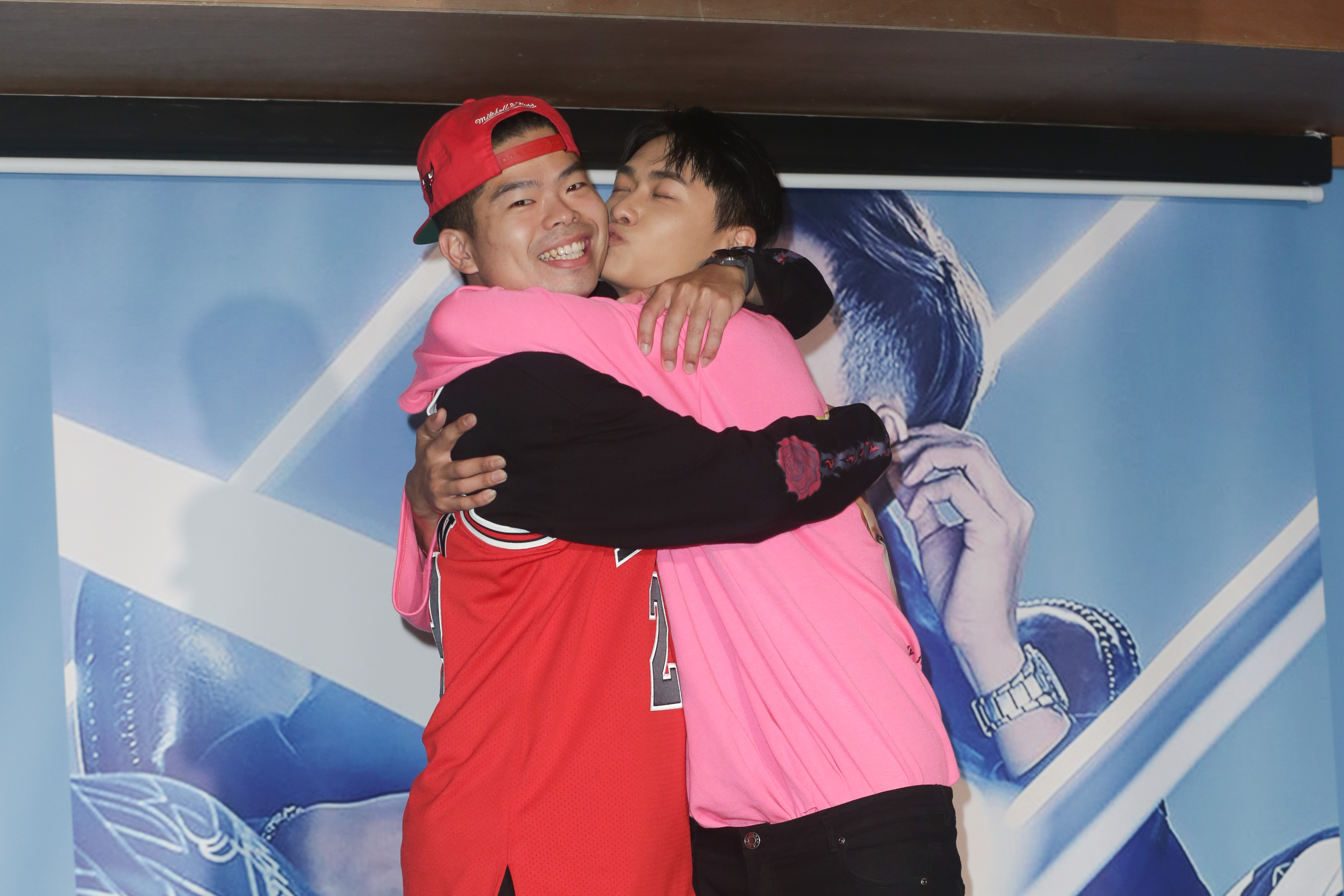 巴巴烙舉行EP《沒有興趣》新歌發表會，YouTuber前輩Gino（左）現身站台。