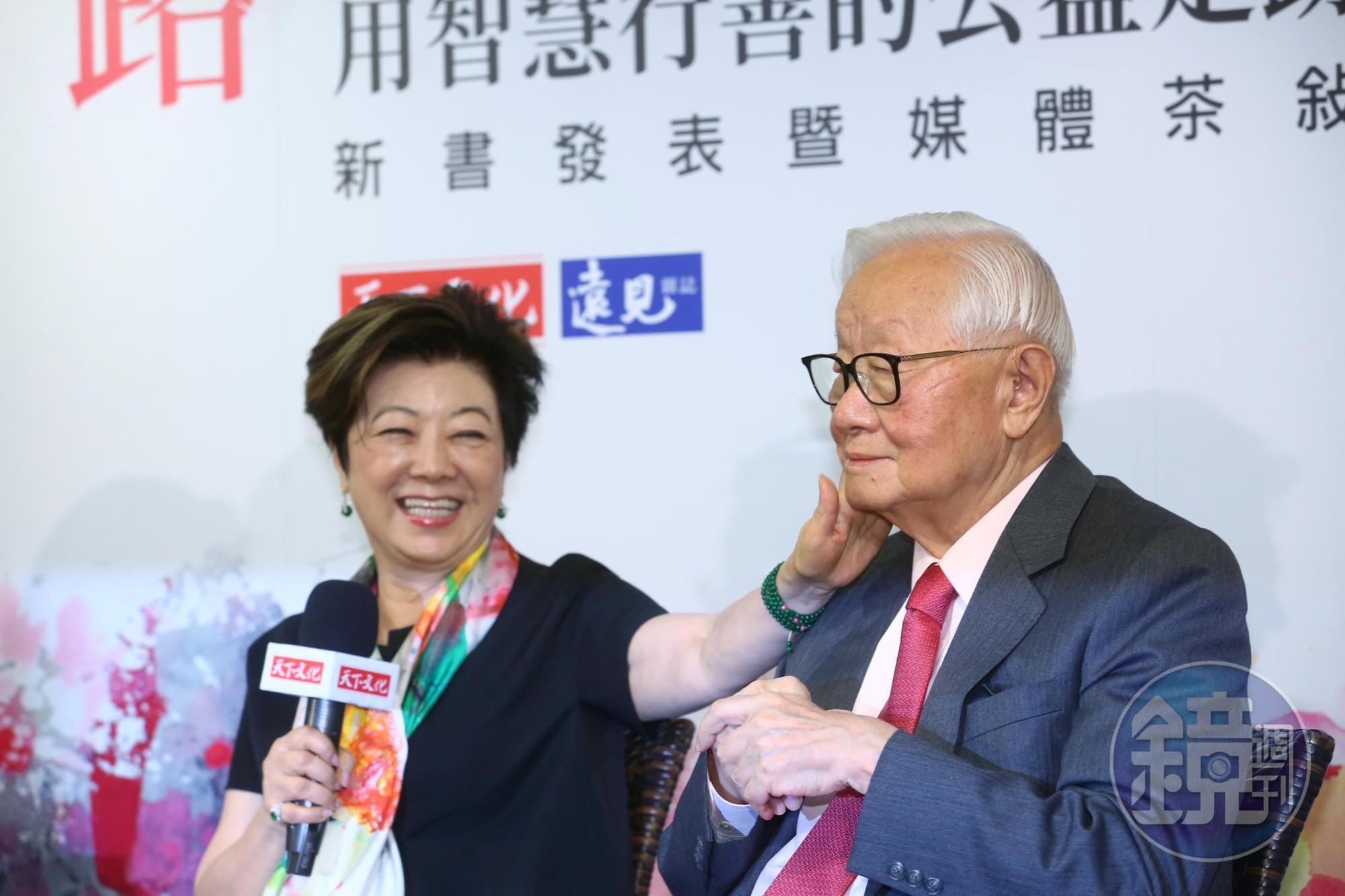 台積電創辦人張忠謀稱讚張淑芬的慈善事業和台積電的創新平台很相像。