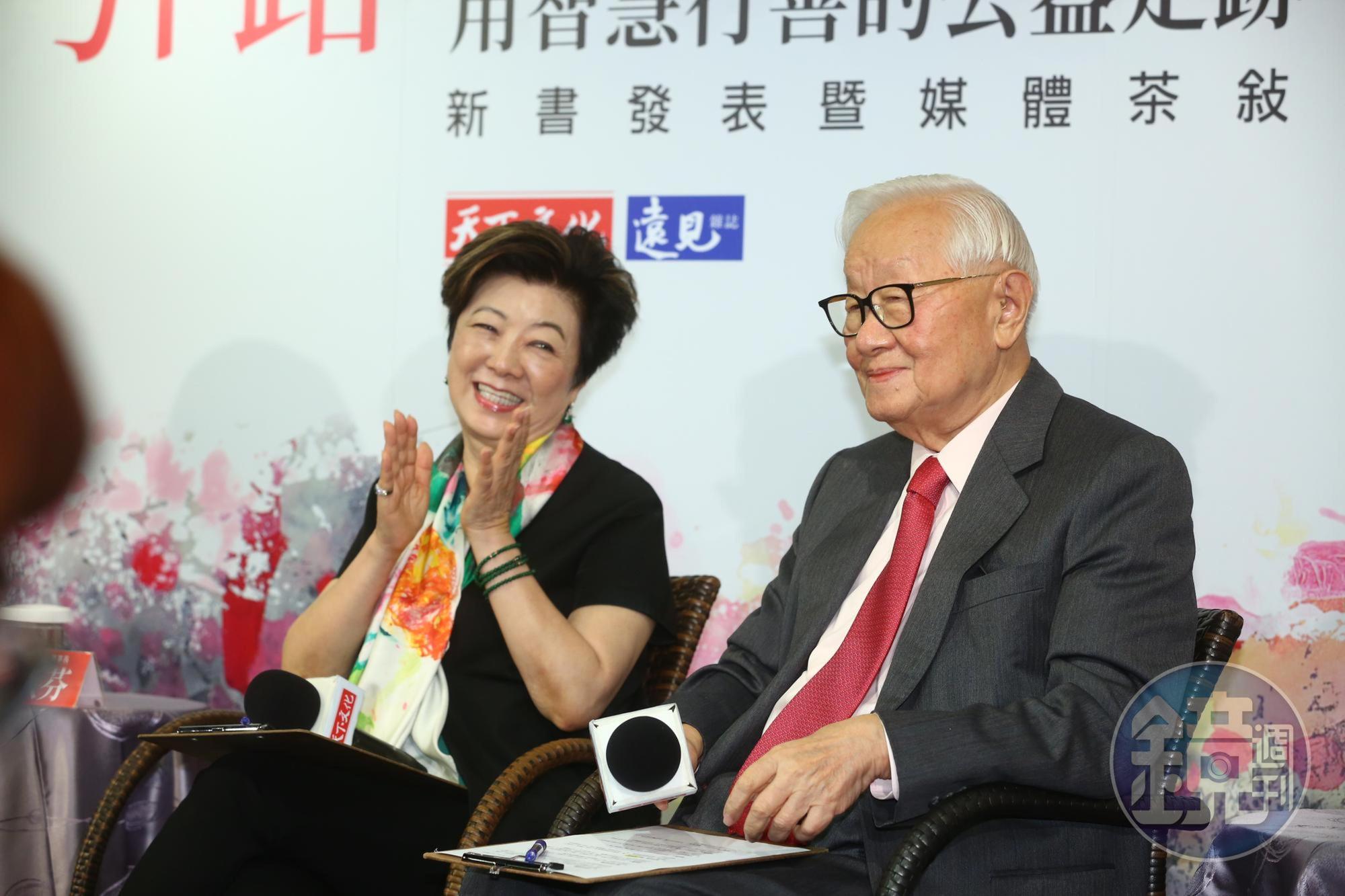 張忠謀為愛妻新書寫序,序文中提到,張忠謀啟發了張淑芬的畫畫天才。