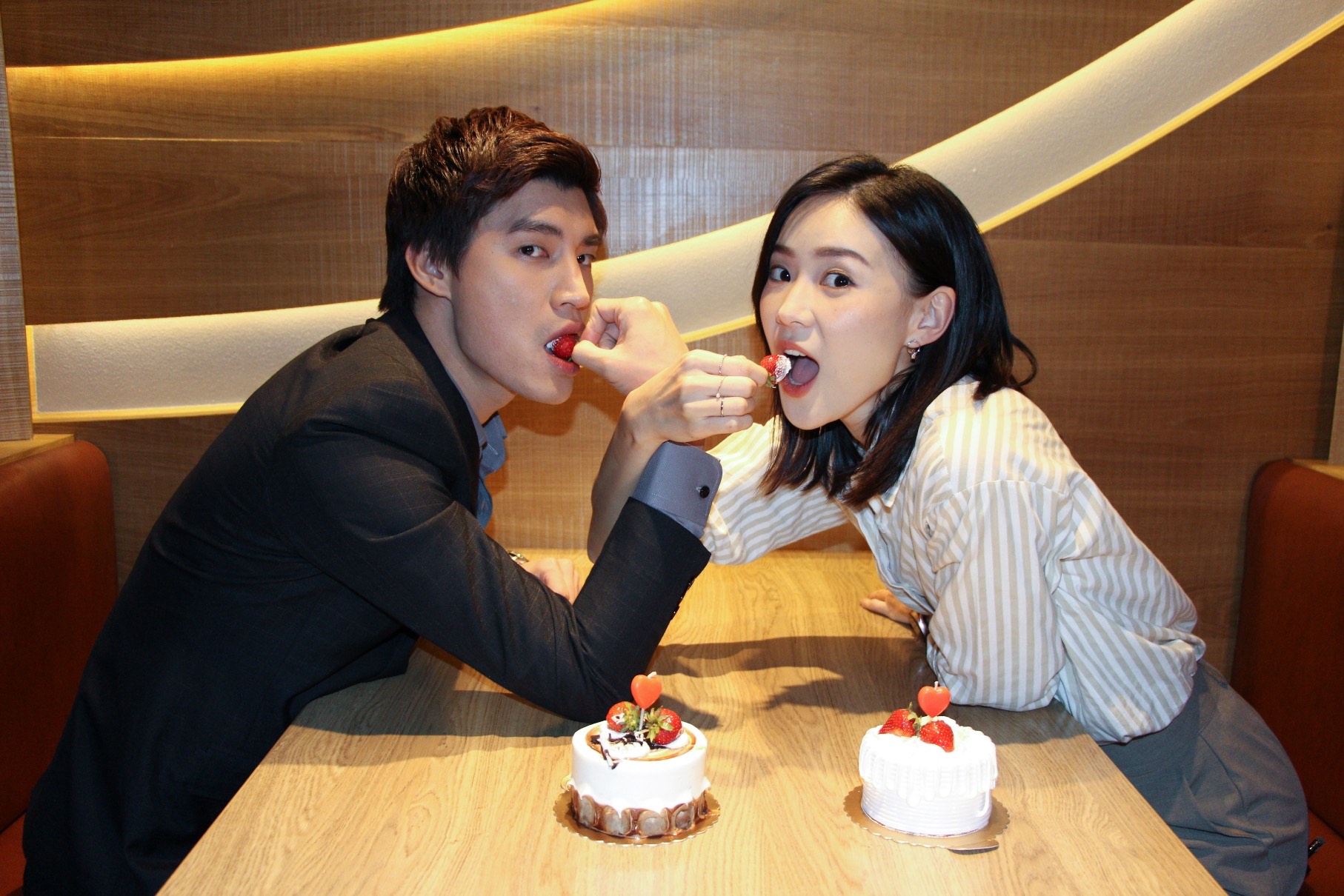 鍾瑶（右）與羅宏正（左）在《與鯊魚接吻》中曖昧情愫加溫。（三立提供）