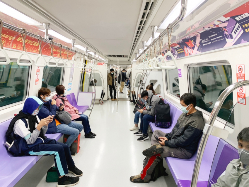 桃園捷運於下月9日起，民眾搭乘須全程配戴口罩。（桃園捷運公司提供）