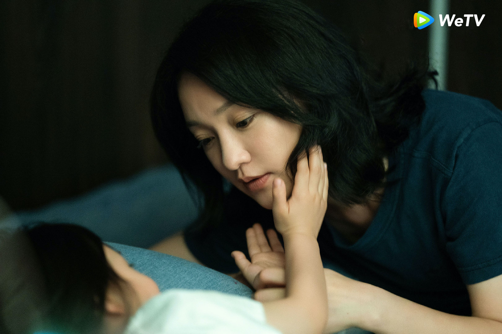 周迅在《不完美的她》成為新手媽媽，因看不過小女孩被原生家庭家暴，因此發揮母愛下定決定收養她。（WeTV提供）