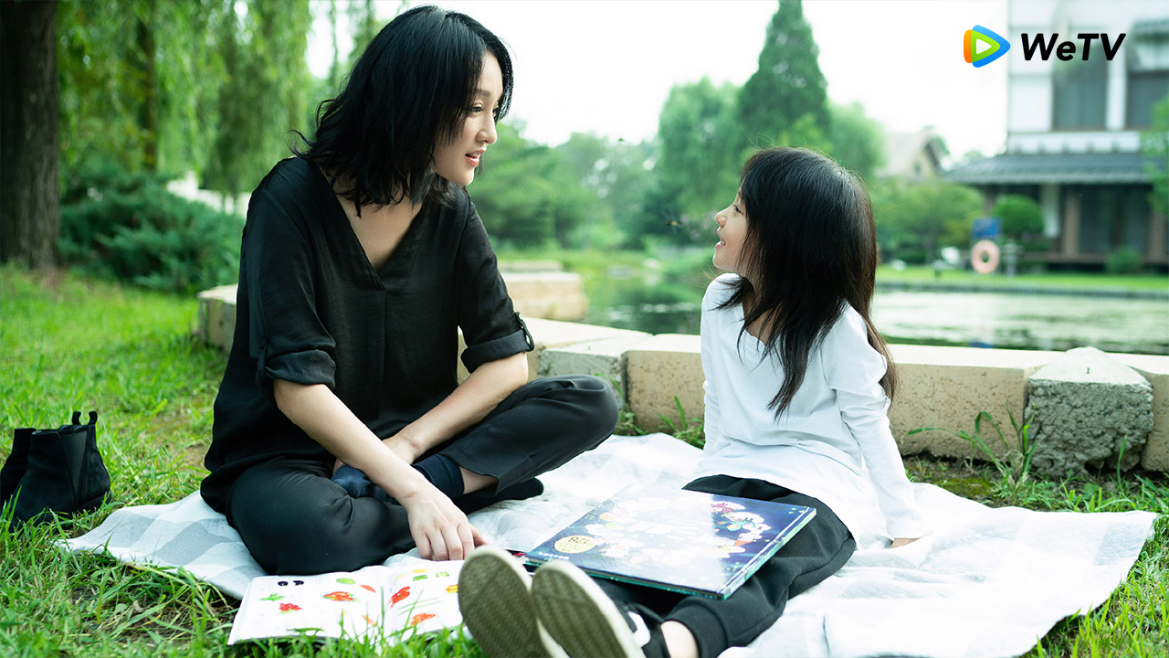 周迅在《不完美的她》飾演從小被父母拋棄的林緒之，喪失自己被收養前的記憶，卻千方百計想找到自己生母。（WeTV提供）