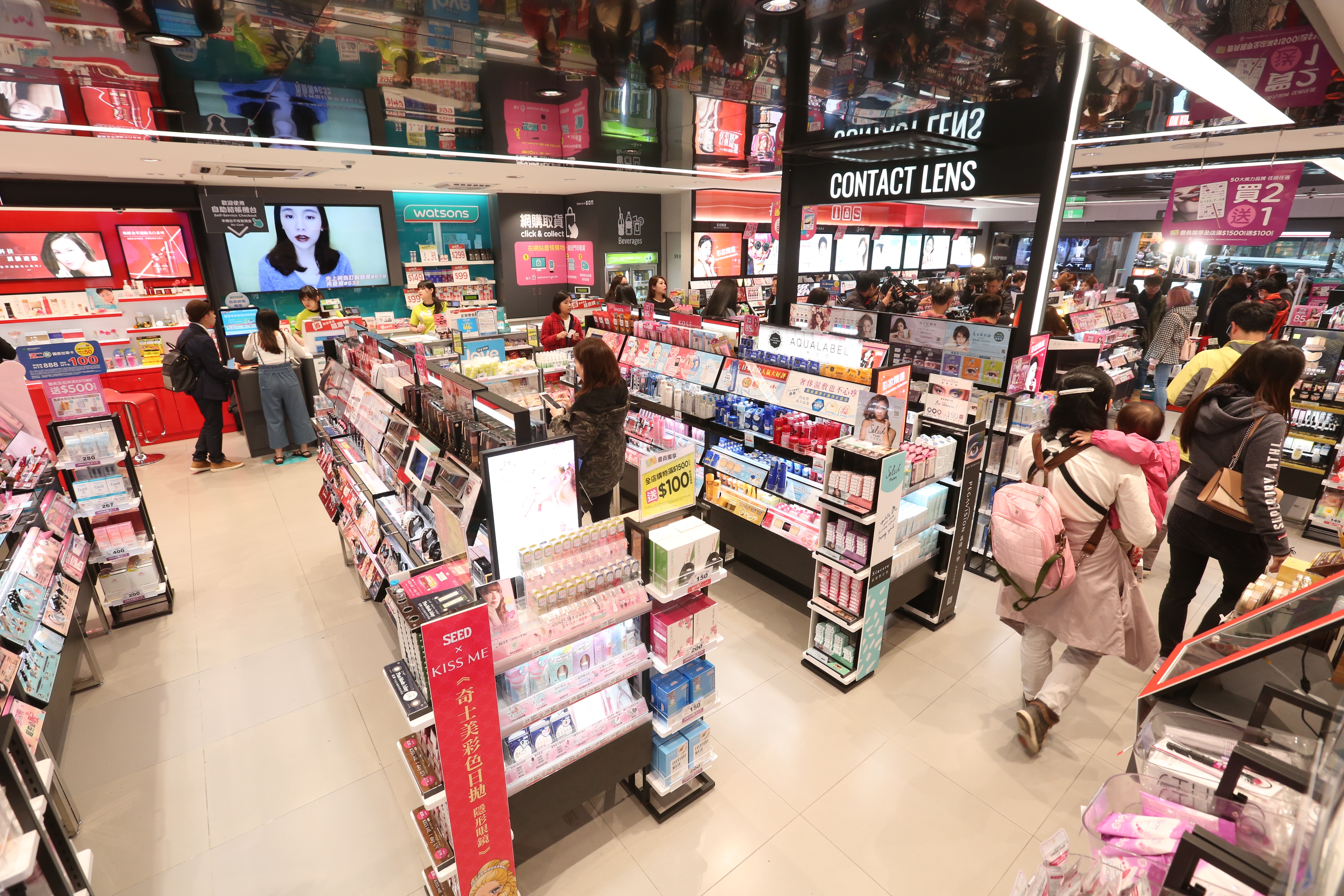 防疫期間為降低感染風險，藥妝店禁止開架彩妝試用，圖為示意圖。