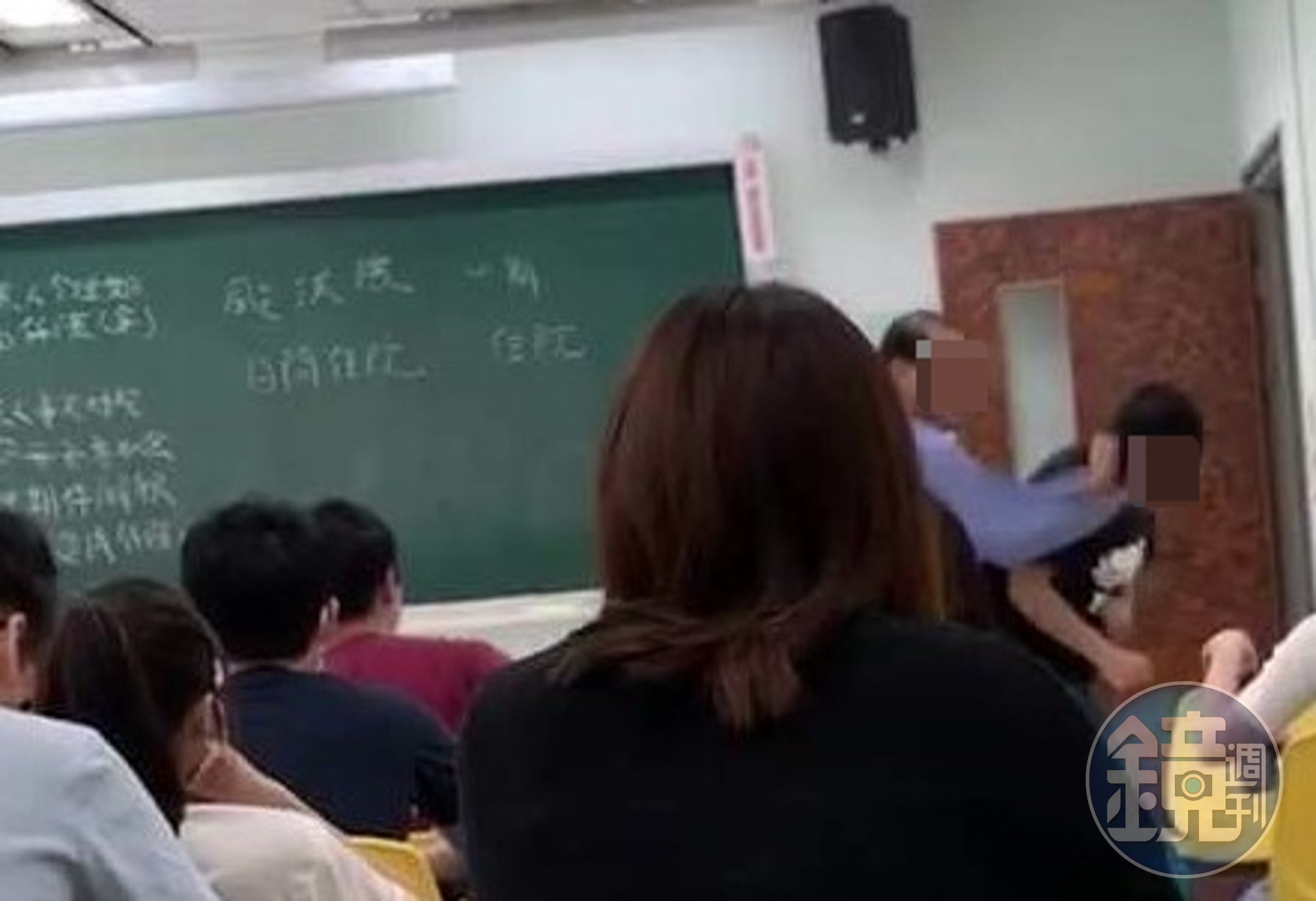教授出拳攻擊學生右側頭部。（讀者提供）