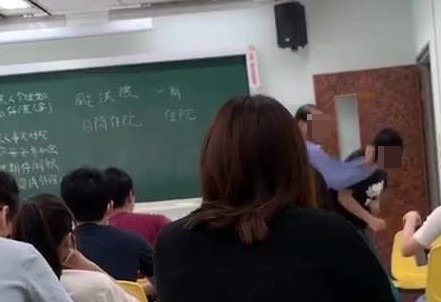 教授出拳攻擊學生右側頭部。（讀者提供）