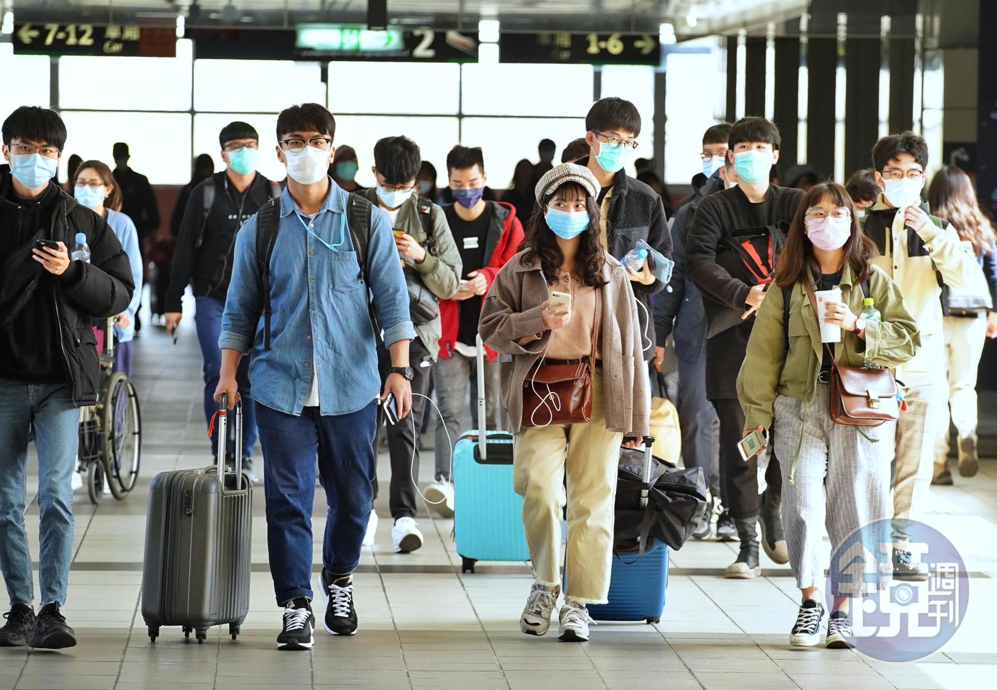 今天起民眾必須配戴口罩才能搭乘國道客運、台鐵與高鐵,圖為戴口罩搭乘高鐵的民眾。(本刊資料照)