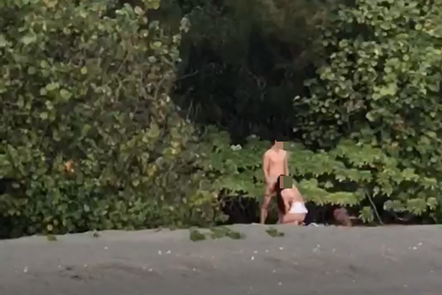漁光島疑似又有最新春宮影片流出,女子直接大喇喇地在沙灘上演性愛畫面。(翻攝畫面)