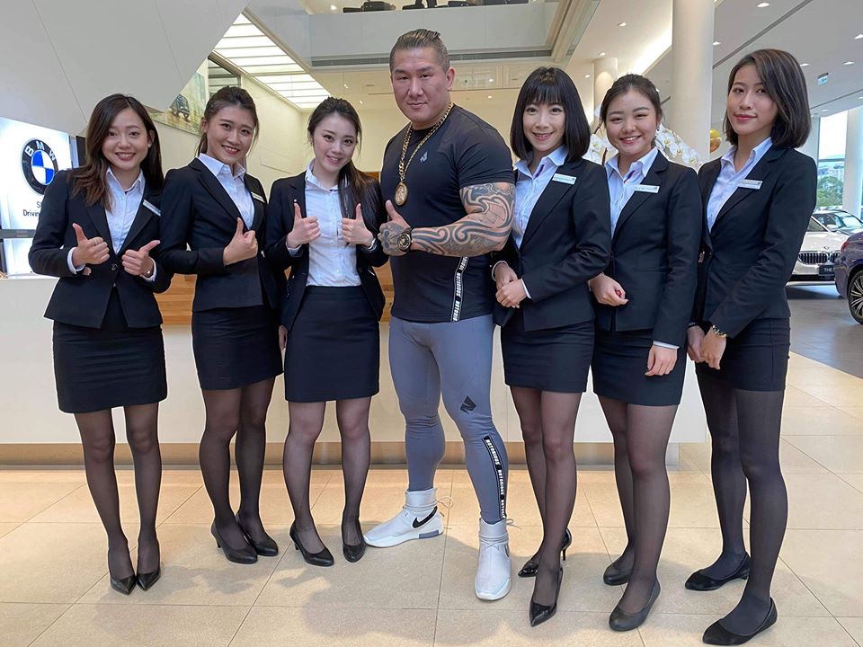 館長送4輛百萬名車給跟隨他多年的4名元老功臣，網友直呼「幸福企業」。（翻攝館長臉書）