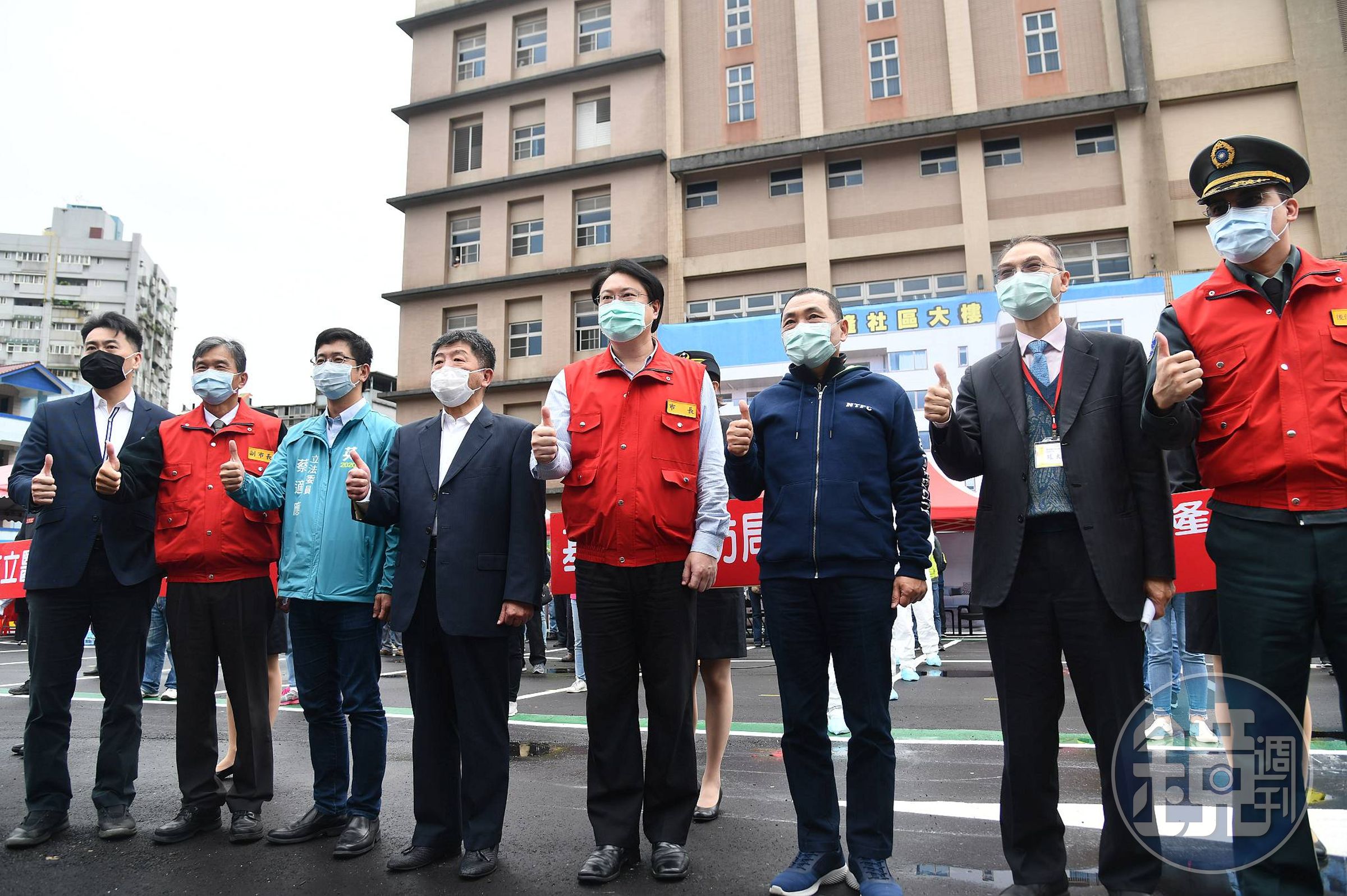 基隆市政府舉行社區感染防疫演練，包括衞福部長陳時中及新北市長侯友宜皆到場觀摩。（取自新北市政府新聞局官網）