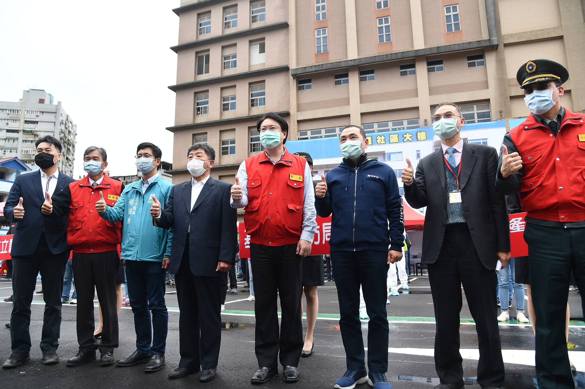 基隆市政府舉行社區感染防疫演練，包括衞福部長陳時中及新北市長侯友宜皆到場觀摩。（取自新北市政府新聞局官網）