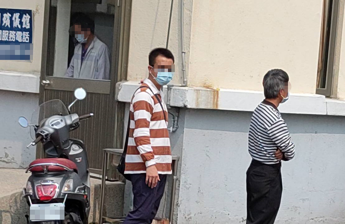 相驗時,死者丈夫(左邊橫條文襯衫)悲痛妻兒俱喪。(翻攝畫面)