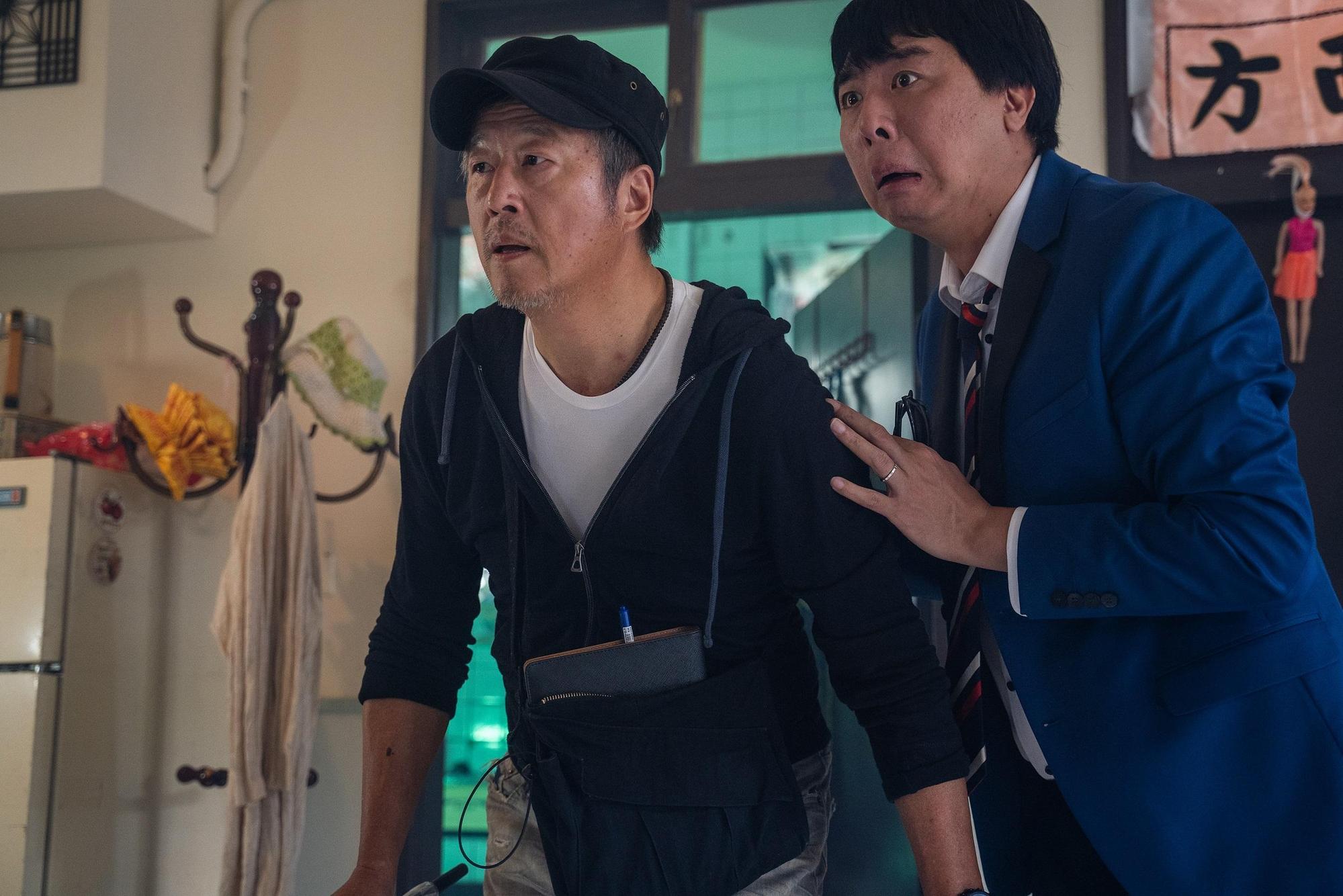 王偉忠和梁赫群客串《姊妹們 追吧》,親身下海搞笑。(東森提供)
