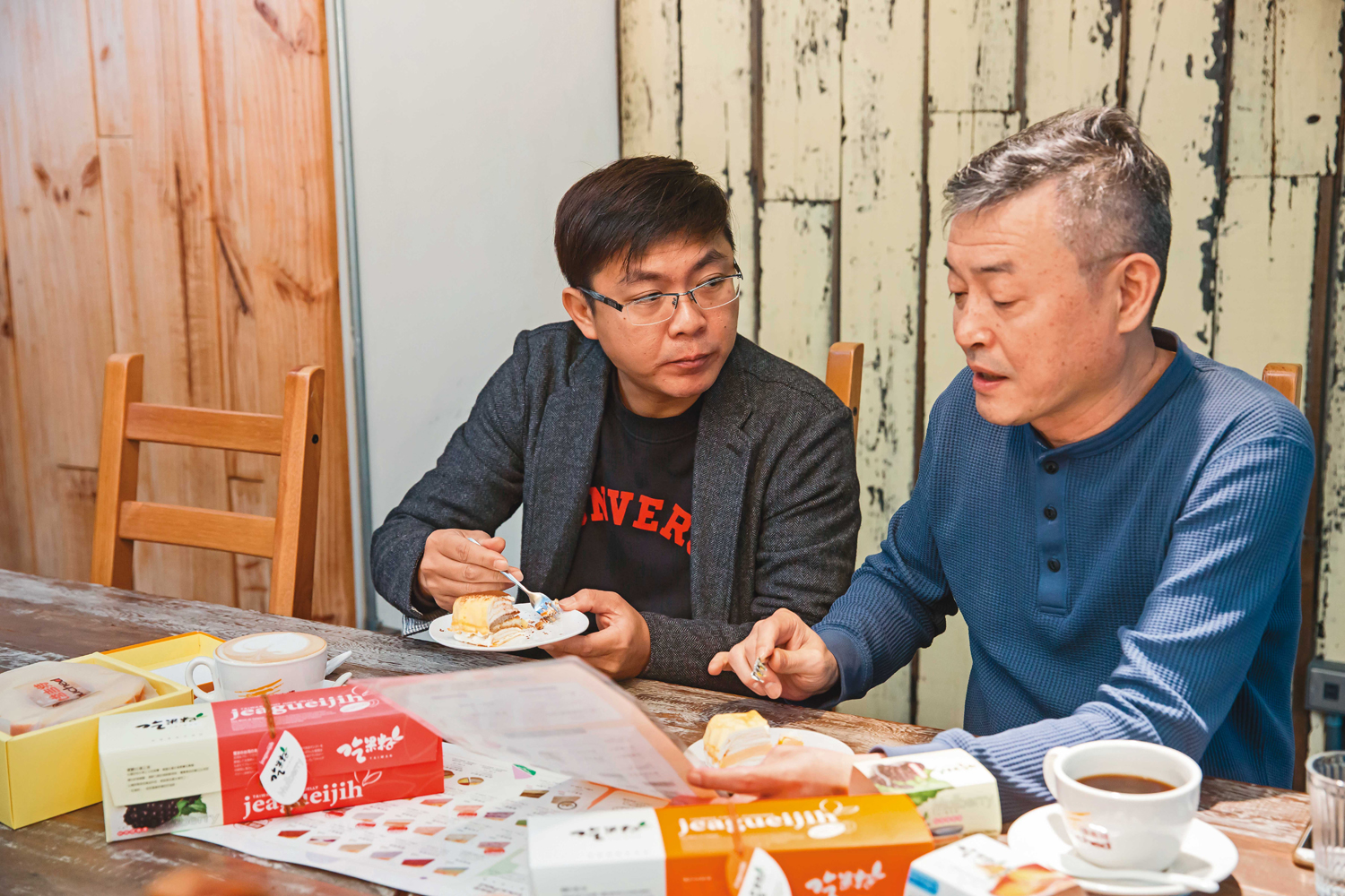 廖憲平找來吳天能（右）與周正捷（左）一起創立塔吉特品牌，二人現在都在台北負責網路行銷工作。