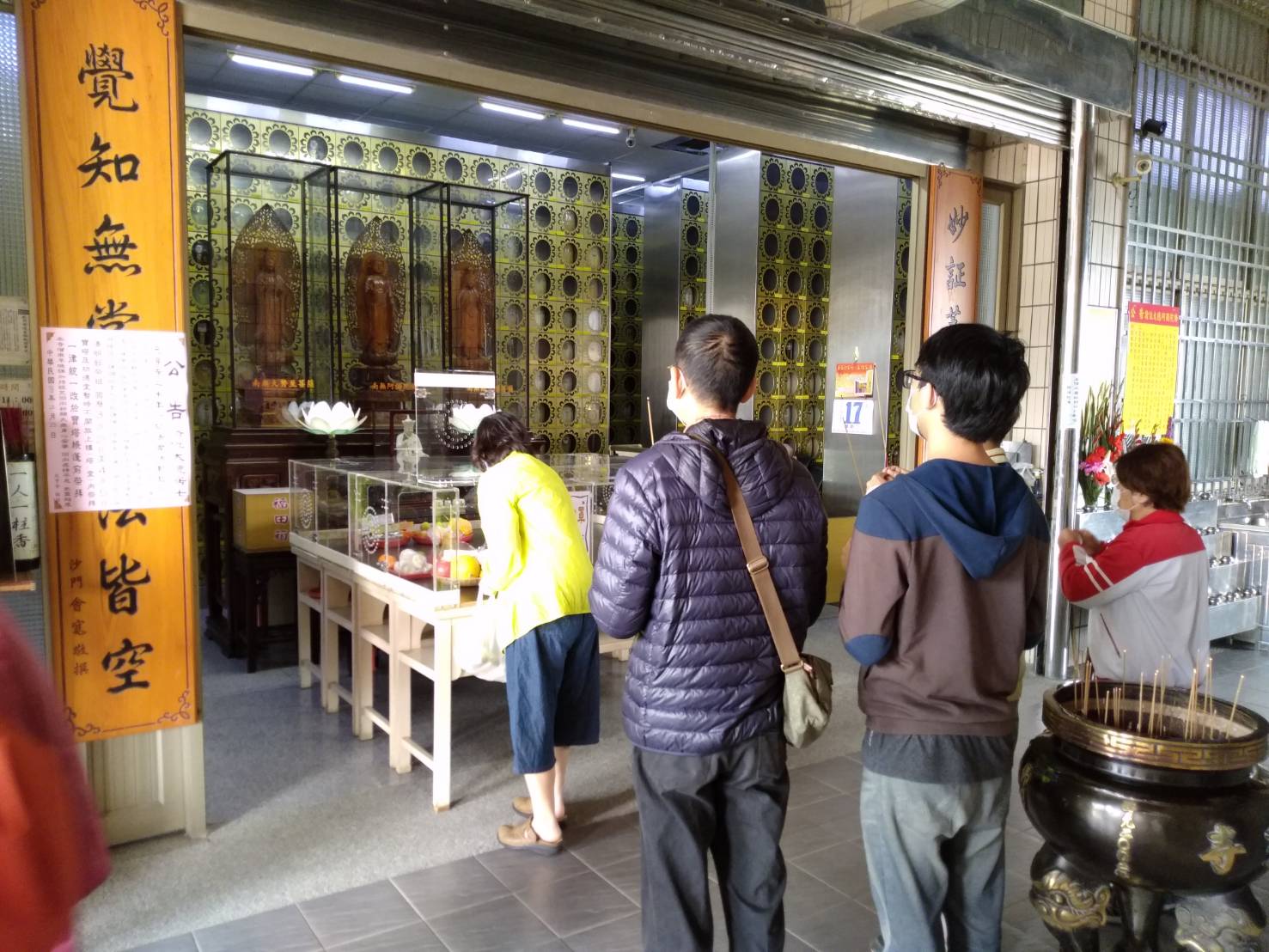 清明時節民眾紛紛前往塔位祭拜祖先，民俗專家認為為達到防疫目的，可用遙祭方式取代。