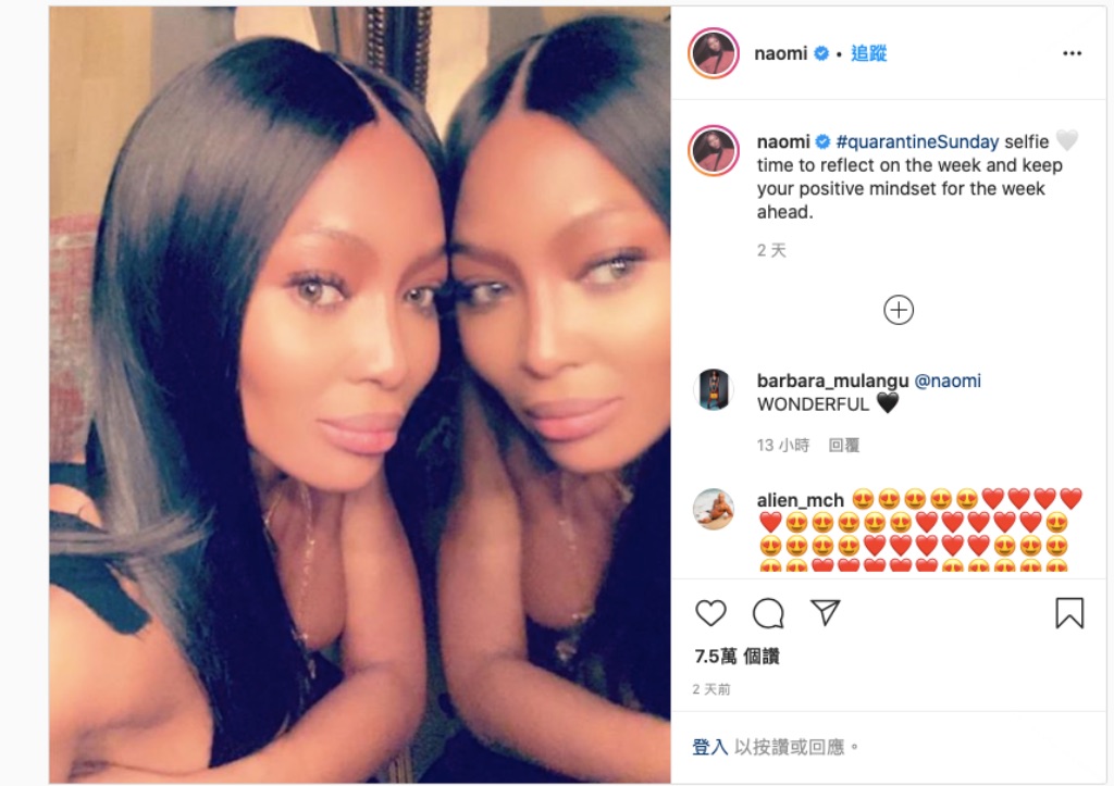 娜歐蜜坎貝兒在家貼著鏡子自拍，告訴大家要「反省」「找自己」。（翻攝自Naomi Campbell官方Instagram）