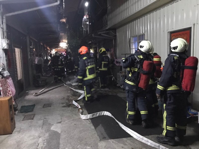 台中太平新高路10巷內一戶民宅,凌晨起火燃燒,消防人員到場搶救。(翻攝畫面)