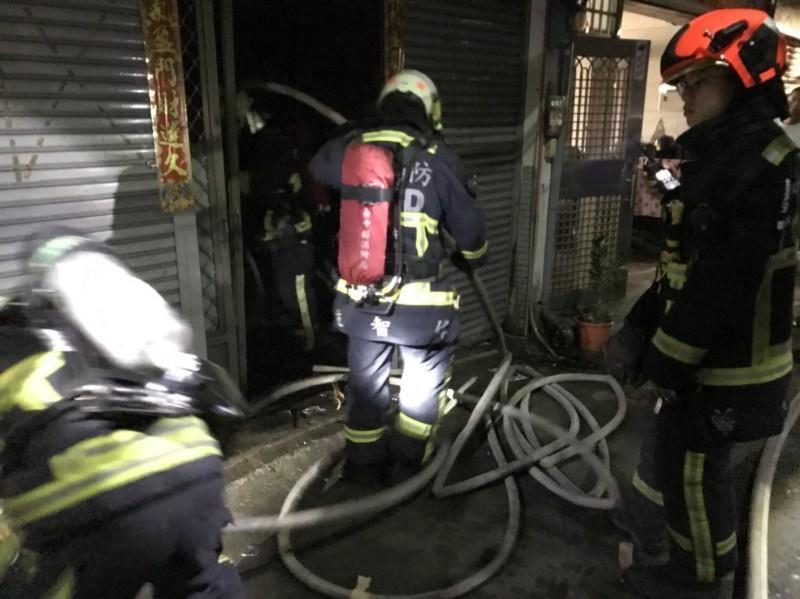 台中太平新高路民宅，今天凌晨起火燃燒，2人不幸葬生火窟。（翻攝畫面）