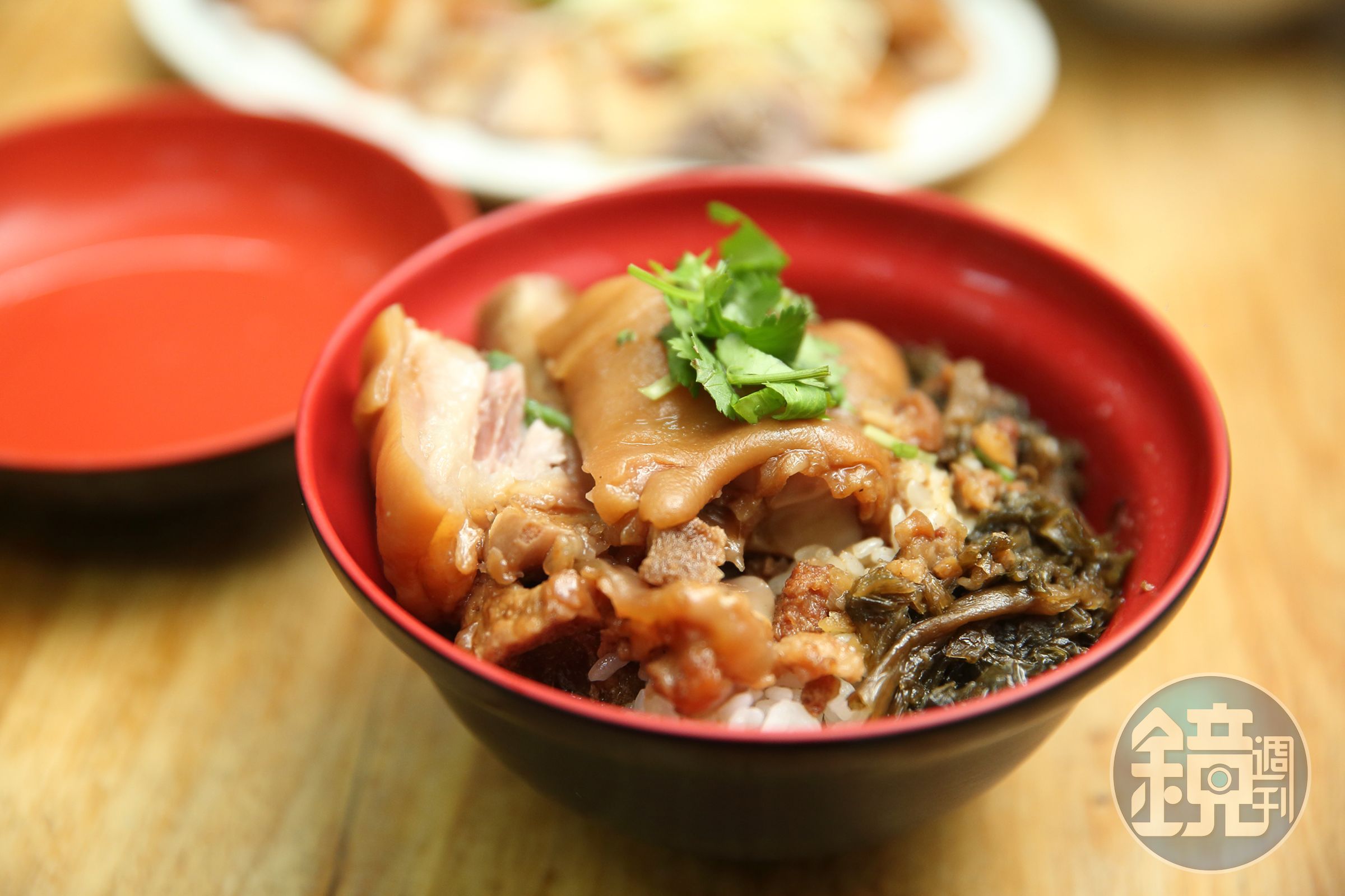 豬腳飯的豬腳皮Q肉軟，加上梅干菜當配菜，鹹香下飯。（80元／碗）