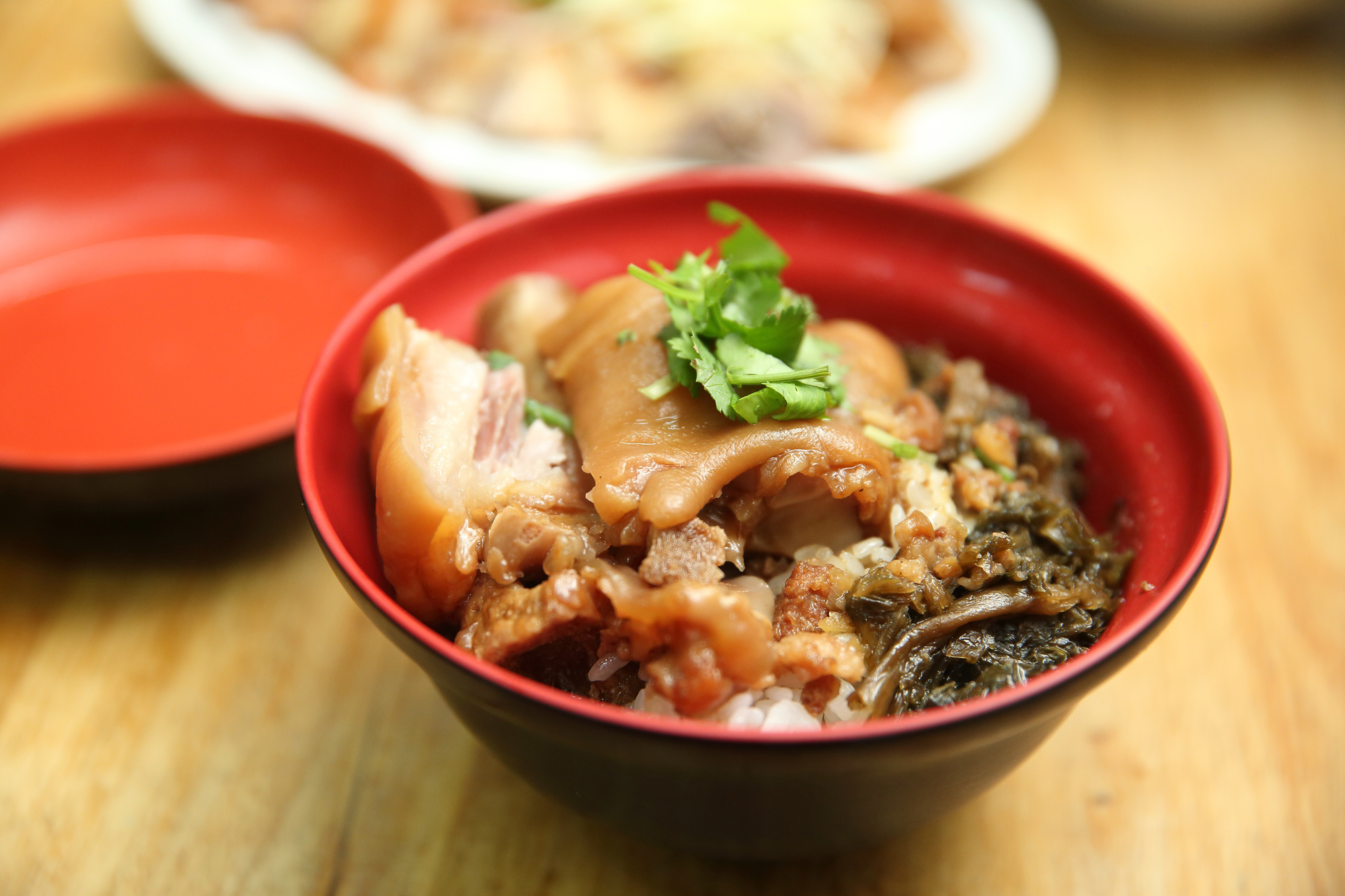 豬腳飯的豬腳皮Q肉軟，加上梅干菜當配菜，鹹香下飯。（80元／碗）
