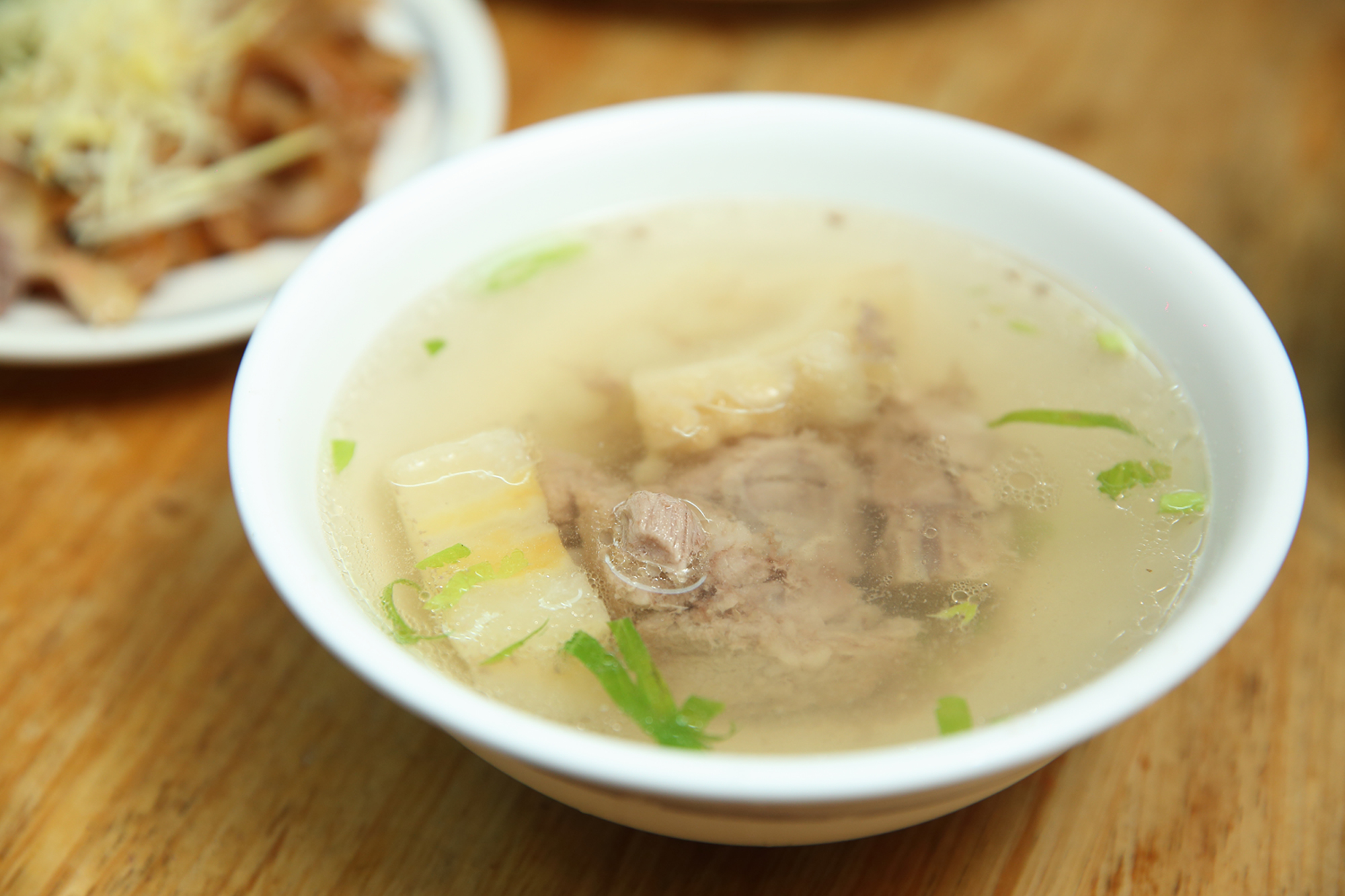 苦瓜排骨湯喝了不苦還會回甘，正好中和豬腳飯微微的油膩感。（40元／碗）