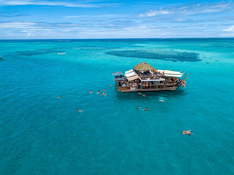 來到斐濟最紅的「海上酒吧」，空拍真的很美。