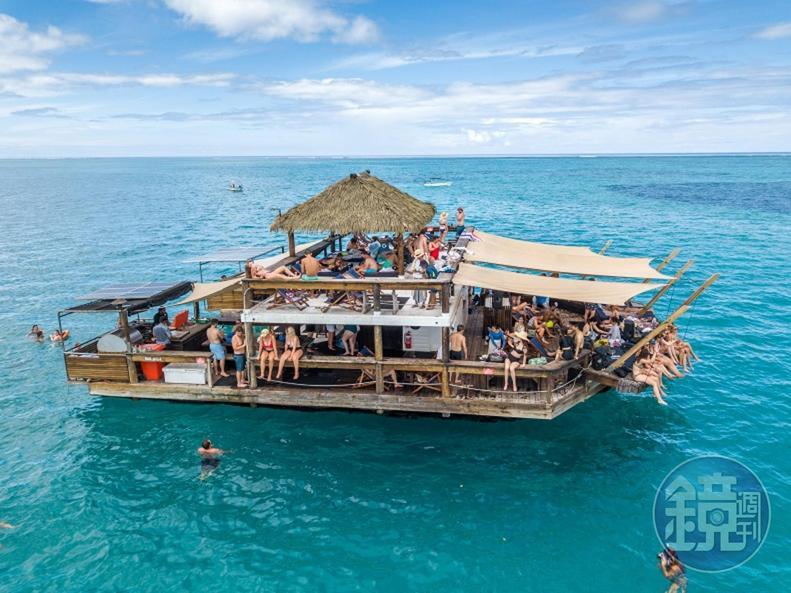 無動力的海上酒吧「Cloud 9 Fiji」，是礁岩之上的浮島，也是造訪斐濟遊客必去的地方。