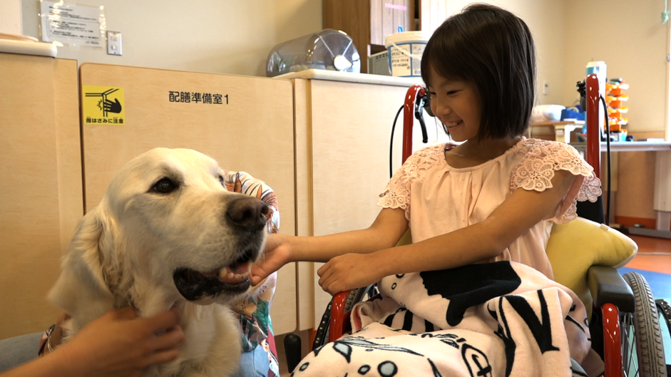 久病的小結因治療犬貝利的到來而展開笑顏。(公視提供)