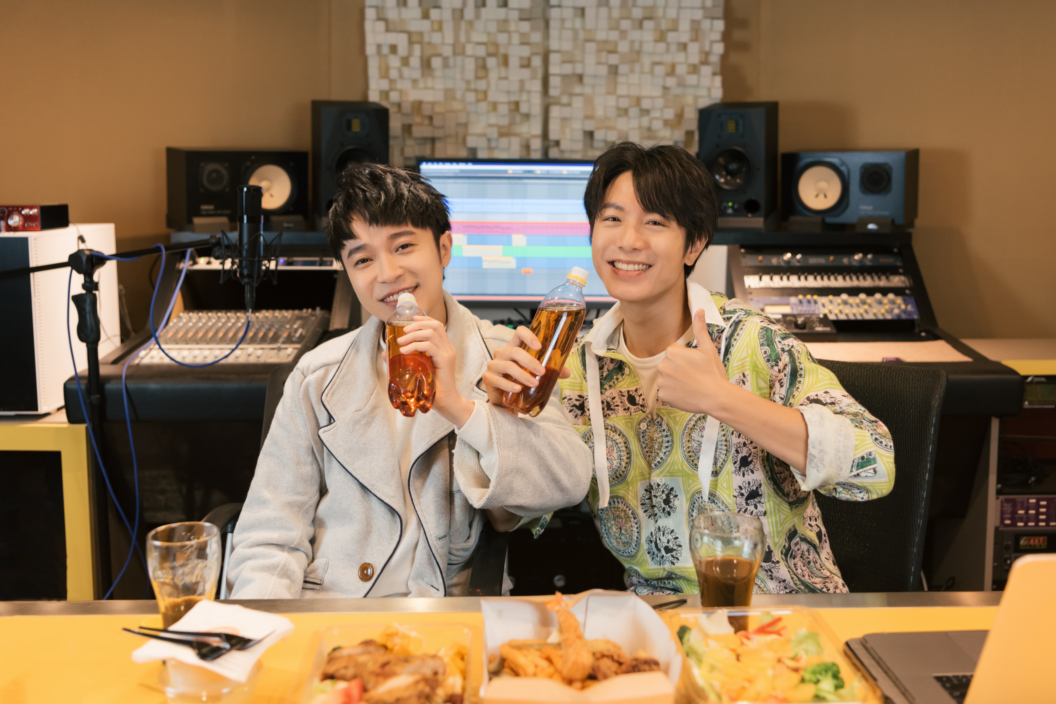 韋禮安推出第二波療癒吃貨單曲〈一口一口〉，邀好友青峰吃吃喝喝。（The Orchard提供）