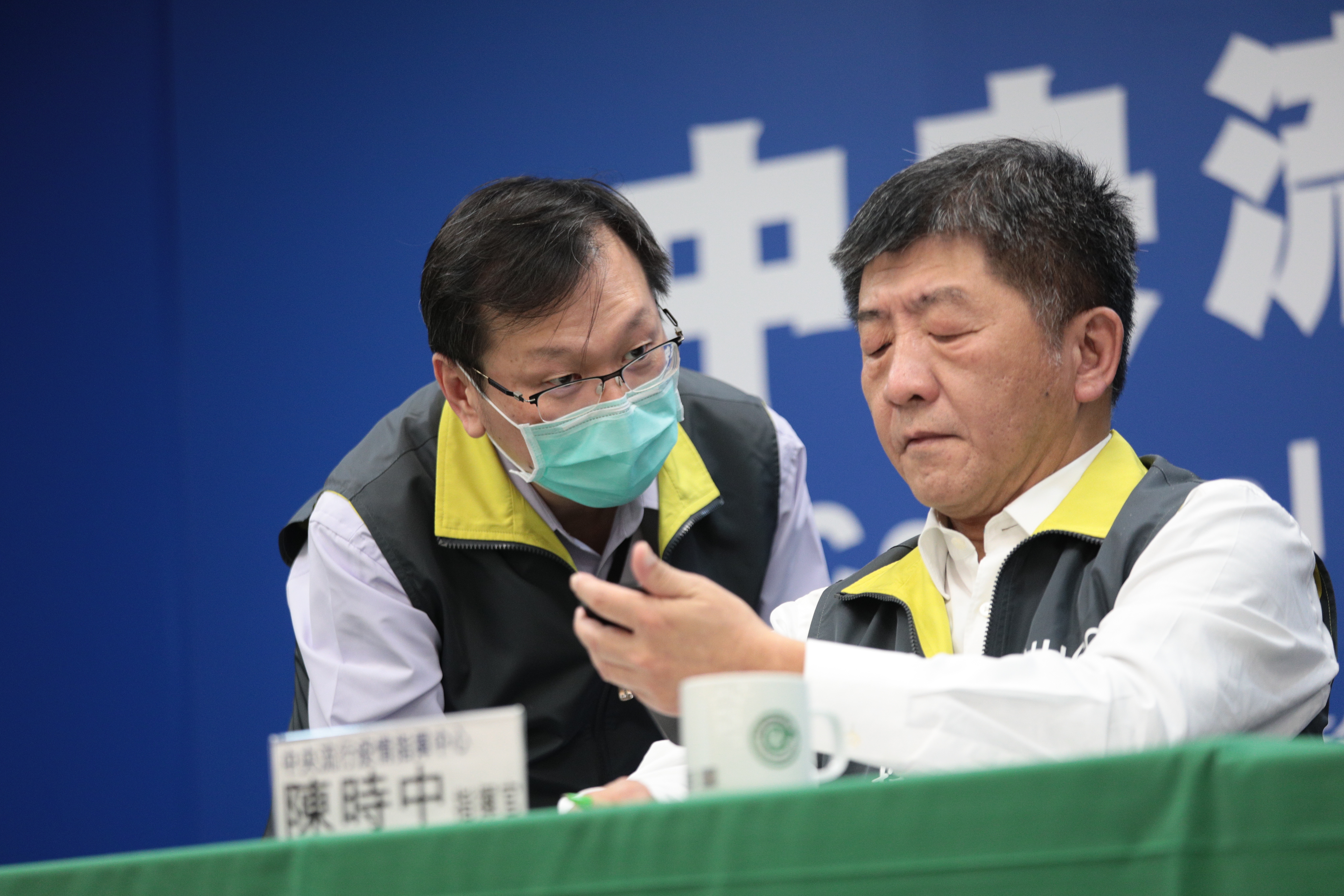 指揮官陳時中表示，採檢有破洞的話，都會有相關補償條例，也會請接收人員做好全面防護。（中央流行疫情指揮中心提供）