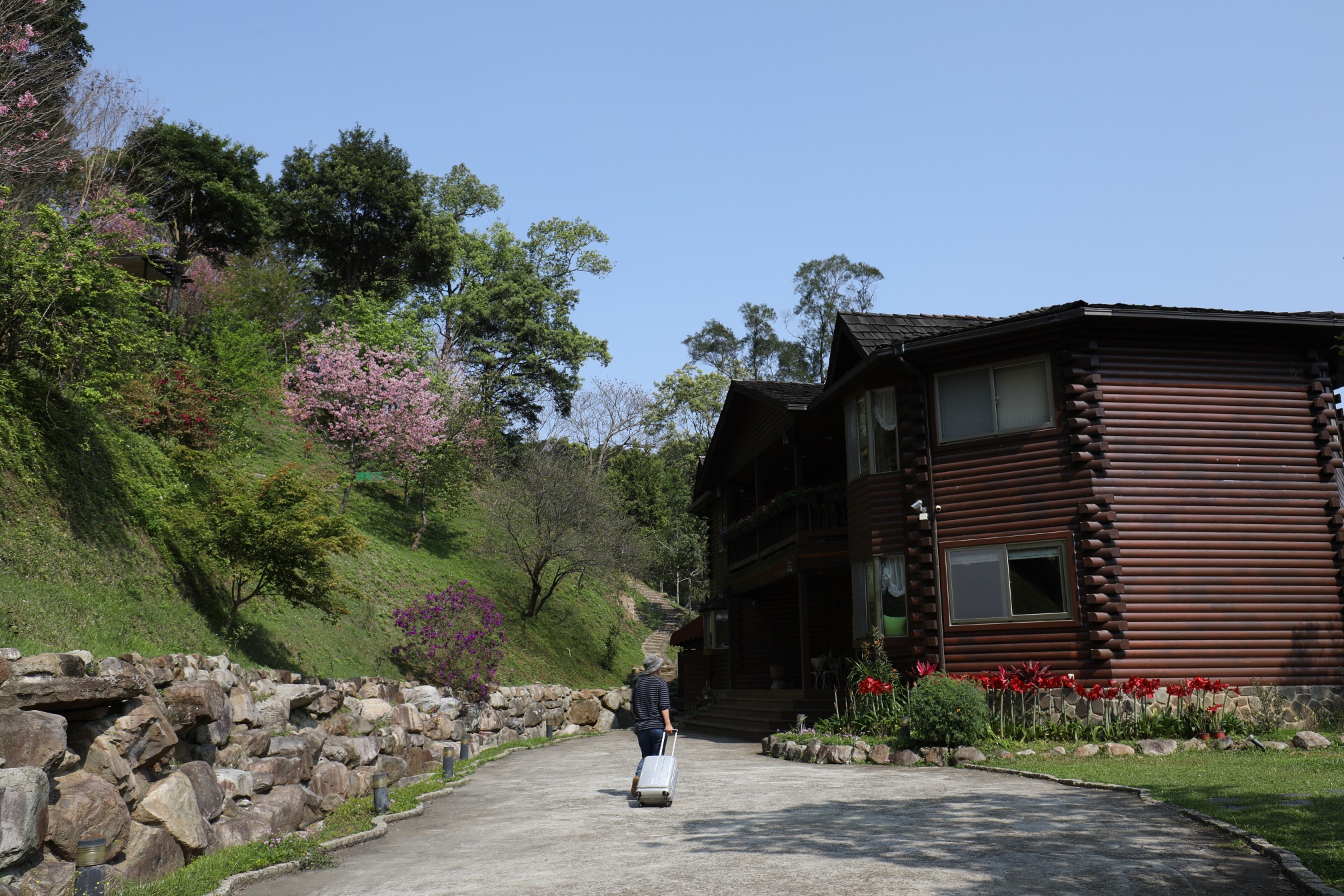 這棟蓋在新竹大山背山中的木屋，是因為SARS而建。