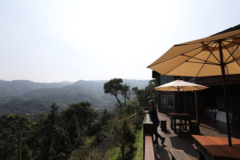 站在屋外的陽台，可以享受整片山景層巒相疊的美景。