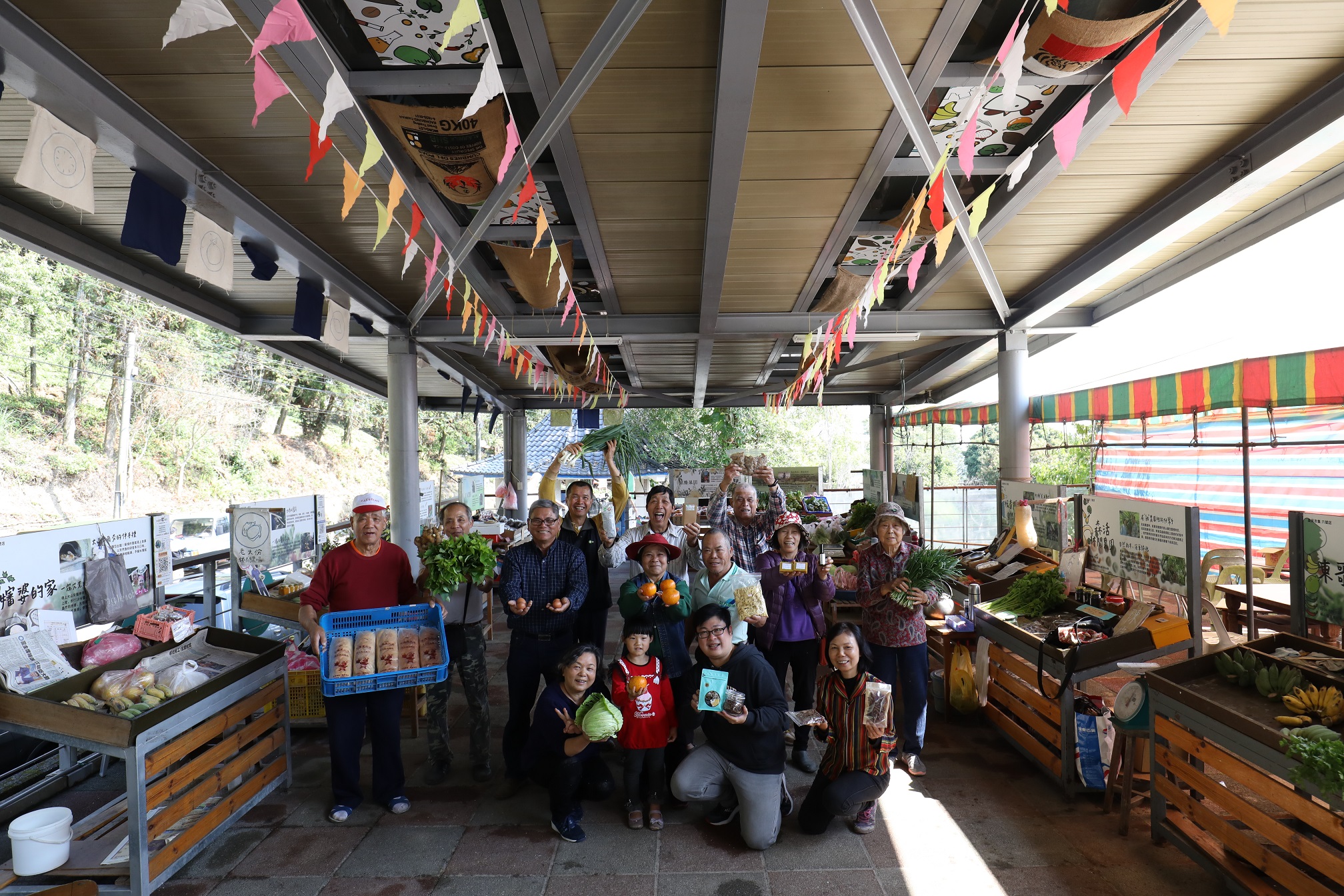 每個週末，農民們集合擺放商品，這兩天是大夥互相關心聚會的日子。