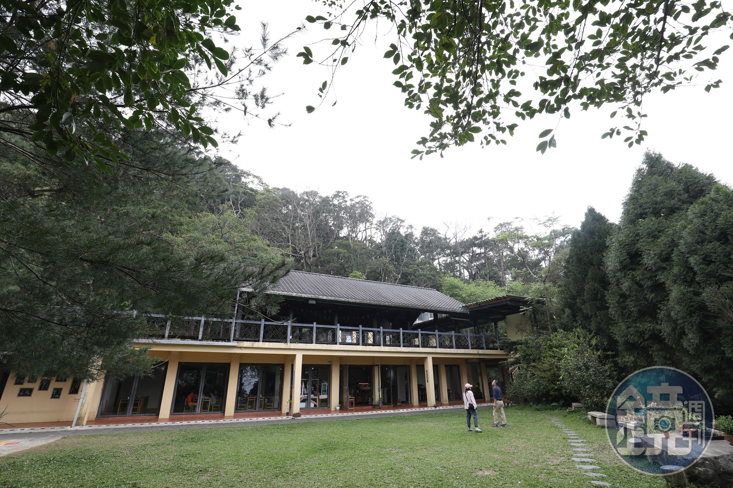 這間已經90歲的小學，如今成為旅客到新竹大山背的必訪之地。