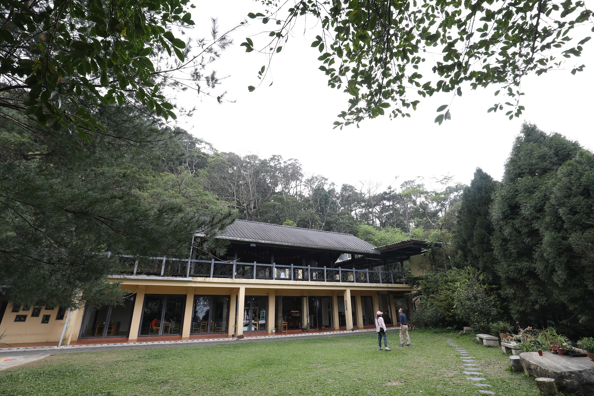 這間已經90歲的小學，如今成為旅客到新竹大山背的必訪之地。