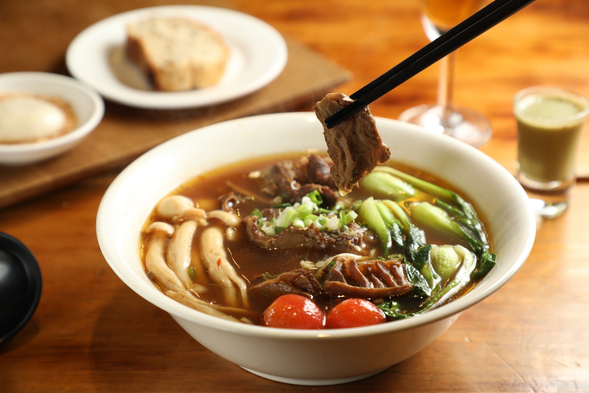 「山谷羊麵」使用羊的側邊肉，因有高峰有低谷形狀，因此稱為山谷羊。（350元／套，含飲料、麵包、麻糬等）