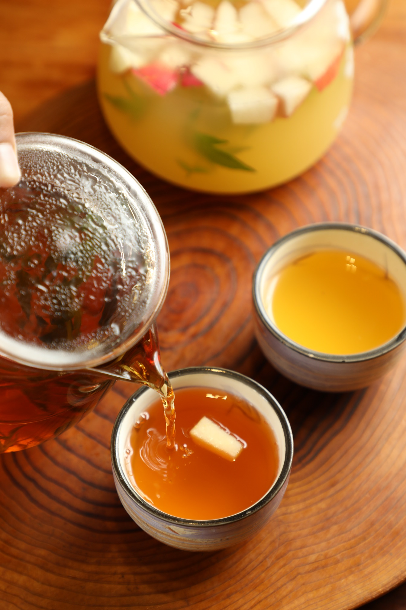 「香桔醬水果茶」使用兩種茶飲混合，一是桔醬茶，另一則是紅茶加上萬壽菊，兩者調配出獨特香氣。