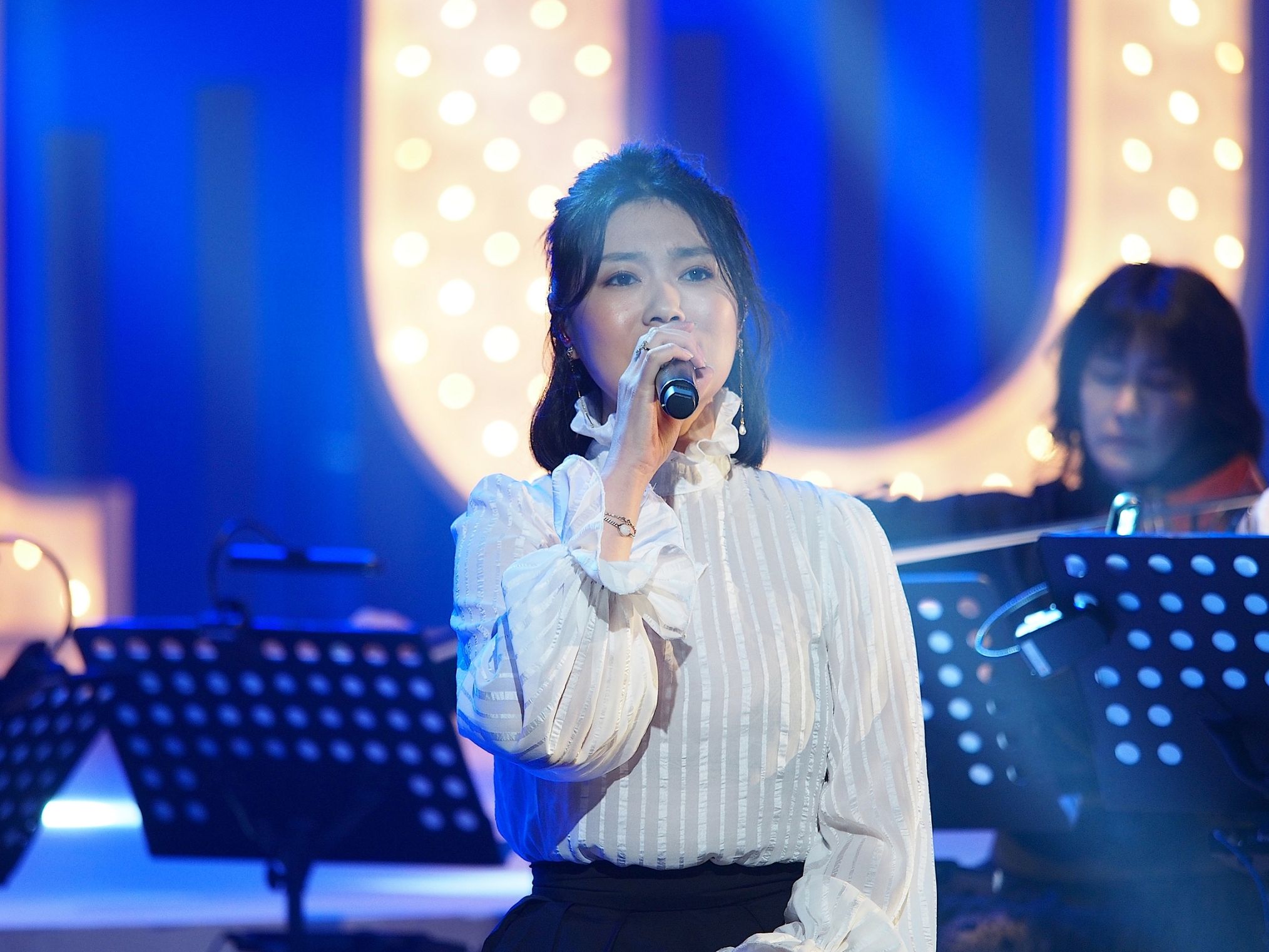 曹雅雯完美詮釋江蕙經典歌曲〈酒後的心聲〉。（公視提供）